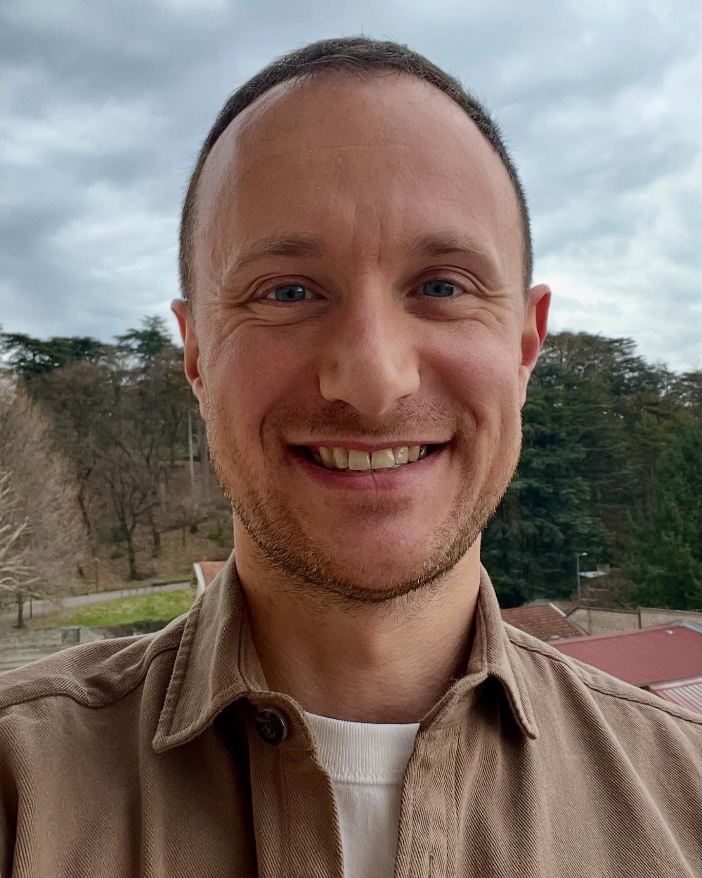 ✨🍷Belle année 2025🍷✨
Je vous souhaite une belle et heureuse année ! Qu’elle vous apporte bonheur, santé, amour, réussite et de belles bouteilles.
Un immense merci à tous les partenaires de DB Selection pour votre confiance en 2024 : vignerons, restaurateurs, cavistes, traiteurs, épiciers, entreprises, amis, famille, amoureux de vins.
Vous participez au développement de DB Selection et c’est un bonheur de travailler avec vous tous. Je lève mon verre à votre santé !
Damien
#bonneannée #meilleursvoeux #merci #dbselection #lyon #vindevigneron