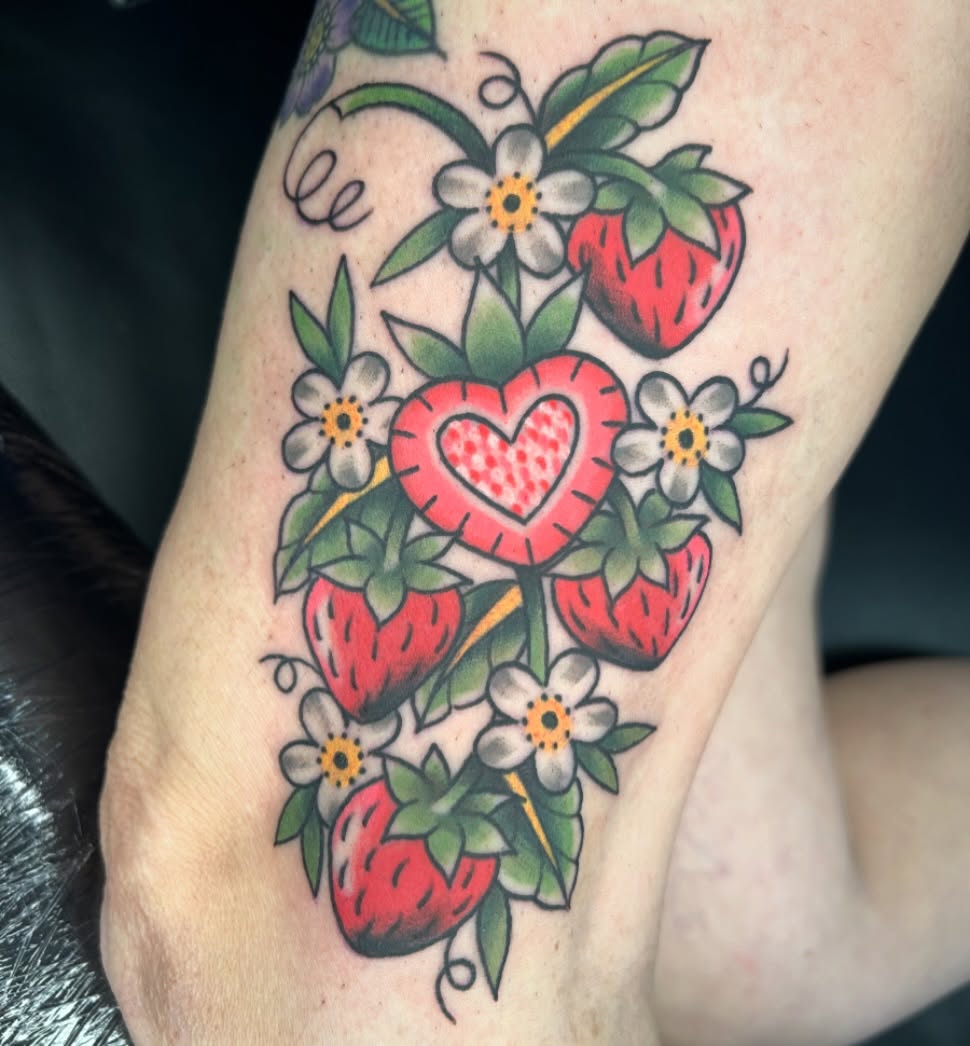 🍓 It's been awhile since I've done any strawberries! Thank you so much @lorichickos for getting these from me!!! ❤️
.
.
.
#strawberrytattoo #fruittattoo #traditionaltattoo #pghtattooer #pittsburghtattooartist