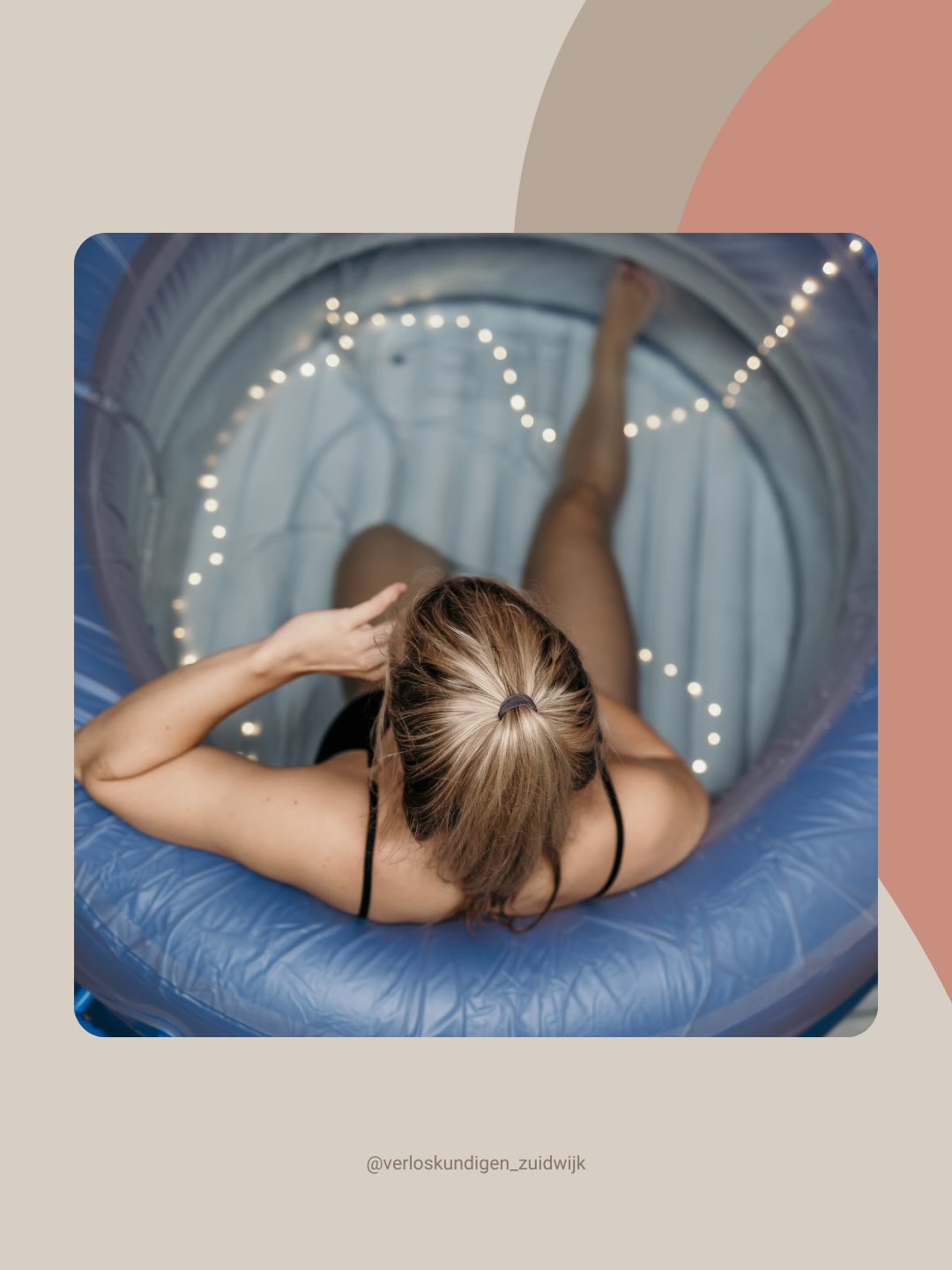 📸 Deze prachtige foto is gedeeld met toestemming en gemaakt door de fantastische @noa_fotografie
——
Weeën opvangen in bad: waarom werkt het zo goed? Warm water helpt je lichaam én hoofd ontspannen ✨
🛁 Wat zijn de voordelen tijdens de ontsluitingsfase?
• Minder pijn → vaak minder behoefte aan pijnstilling
• 🕐 Ontsluitingsfase kan wat korter duren
• Ontspanning van spieren
• Meer aanmaak van natuurlijke pijnstillers (endorfines)
• Meer gevoel van rust, controle en privacy
• Makkelijker bewegen en van houding wisselen
💡 Wanneer ga je het bad in?
Vanaf ongeveer 5 cm ontsluiting (eerder kan het de weeën soms juist wat afremmen)