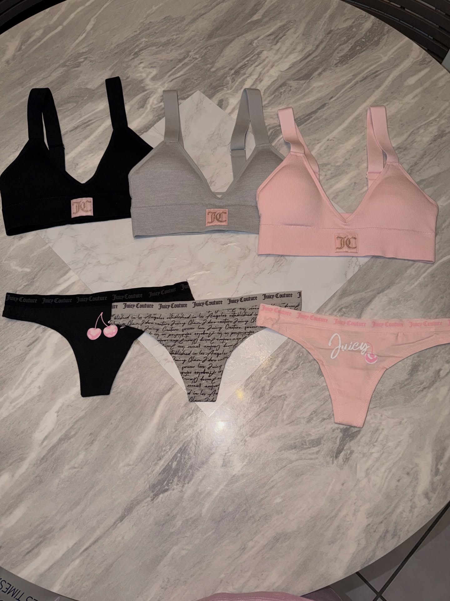 Ropa Interior 💖
Conjunto Juicy Couture: $45.000 (corpiño + less)
Conjunto Calvin Klein: $75.000 (corpiño + less)
#conjuntos #less #ropainteriorfemenina #calvinkleinunderwear #juicycouture