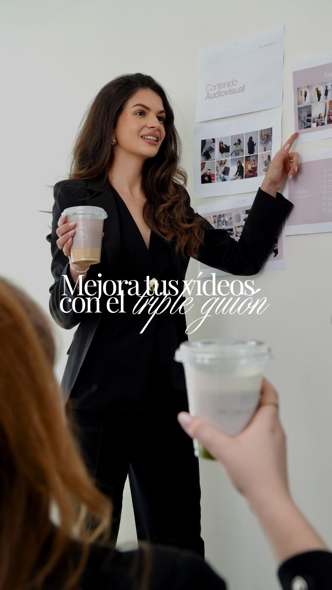 Comenta la palabra “moodboard” y recibe la plantilla del triple guion. ✨Es la que utilizamos nosotras y también nuestros clientes.
No basta con recitar la frase delante de la cámara… cada una debe ir acompañada de dónde se dice (un lugar distinto por frase) y qué acción estás haciendo mientras la dices. Así, tu vídeo deja de ser aburrido y pasa a ser dinámico, atractivo y mucho más entretenido. 🤍🧚🏻🍓