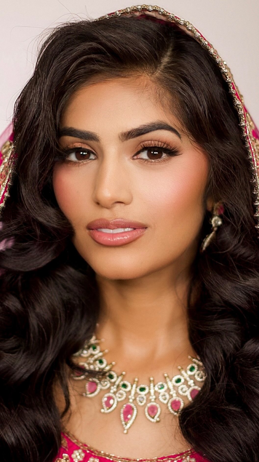 Sometimes the reason your makeup doesn’t “match the photo”
has nothing to do with the products
and everything to do with how that look translates on you
This usually happens when the inspiration photo doesn’t align with your features, undertone, or skin tone.
For example:
A bride with warm or olive undertones may bring a soft pink look
but on her skin, that same pink can pull more peachy or even slightly orange
Even if I use the exact same product
it will not translate the same way
And that’s not a mistake
that’s how color theory works
The same goes for:
✔️ Skin tone differences
✔️ Eye shape and lid space
✔️ Facial structure
✔️ Lighting and editing in the original photo
So when there’s a “difference” between the inspiration and the final look
it’s usually a translation issue, not an execution issue
The goal is never to copy a photo exactly
it’s to create a version of that look that actually works for you
This is why my brides come into their bridal preview prepared
Because we guide you on exactly how to choose the right inspiration photos
so your final look feels aligned, elevated, and intentional
If you’re a 2027 bride, this is part of the experience inside VSB
Inquire via the link in bio to apply ✨
bridal makeup NJ, New Jersey bridal makeup artist, skin focused bridal makeup, full glam bridal makeup, long lasting wedding makeup NJ
#newjerseybride #njmakeupartist #bridalmakeupnj #luxurybridalbeauty #softglambride