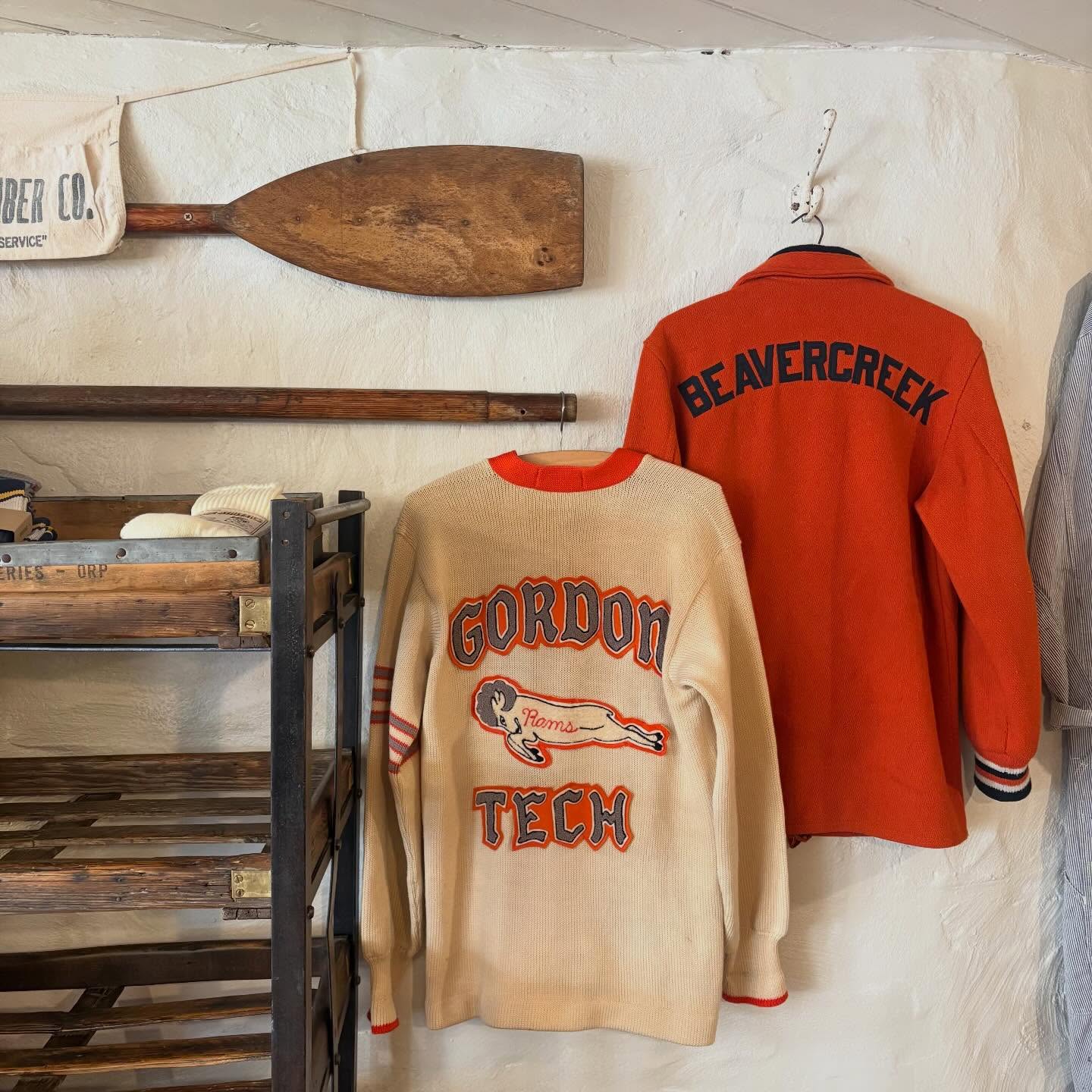 Fresh in! 🍊🍊
Vintage 1974 USA ‘Beavercreek’ Varsity Jacket featuring ‘Elaine’ chain- stitching & Vintage 1950s USA ‘Gordon Tech’ Rams Varsity Cardigan by Logan Knitting Mills. Both available in- store, Old Town Hastings!
We are open all day today- Bank Holiday Monday- 11-5 ✌🏻
#vintagevarsity #vintagevarsityjacket #vintagevarsitycardigan #vintagechainstitch #vintageivyleague
