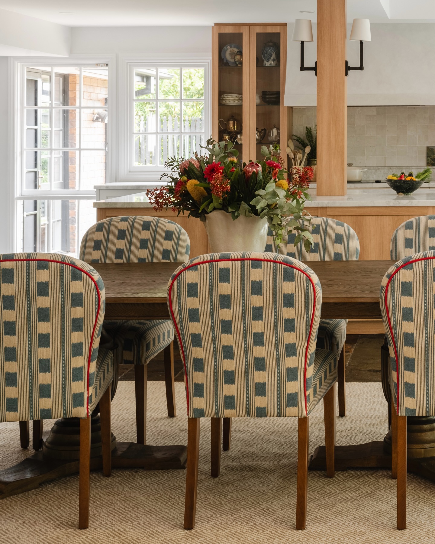 Everyday meals feel a little more special with these custom made dining chairs, upholstered in vibrant linen, finished with a fine line of pink piping.
Locally made custom furnishing ensure every piece fits your home beautifully, with just the right touch of playfulness.
📷: @hannahpuechmarin
#bespokefurniture #classicinteriors #locallymade #diningroomdesign