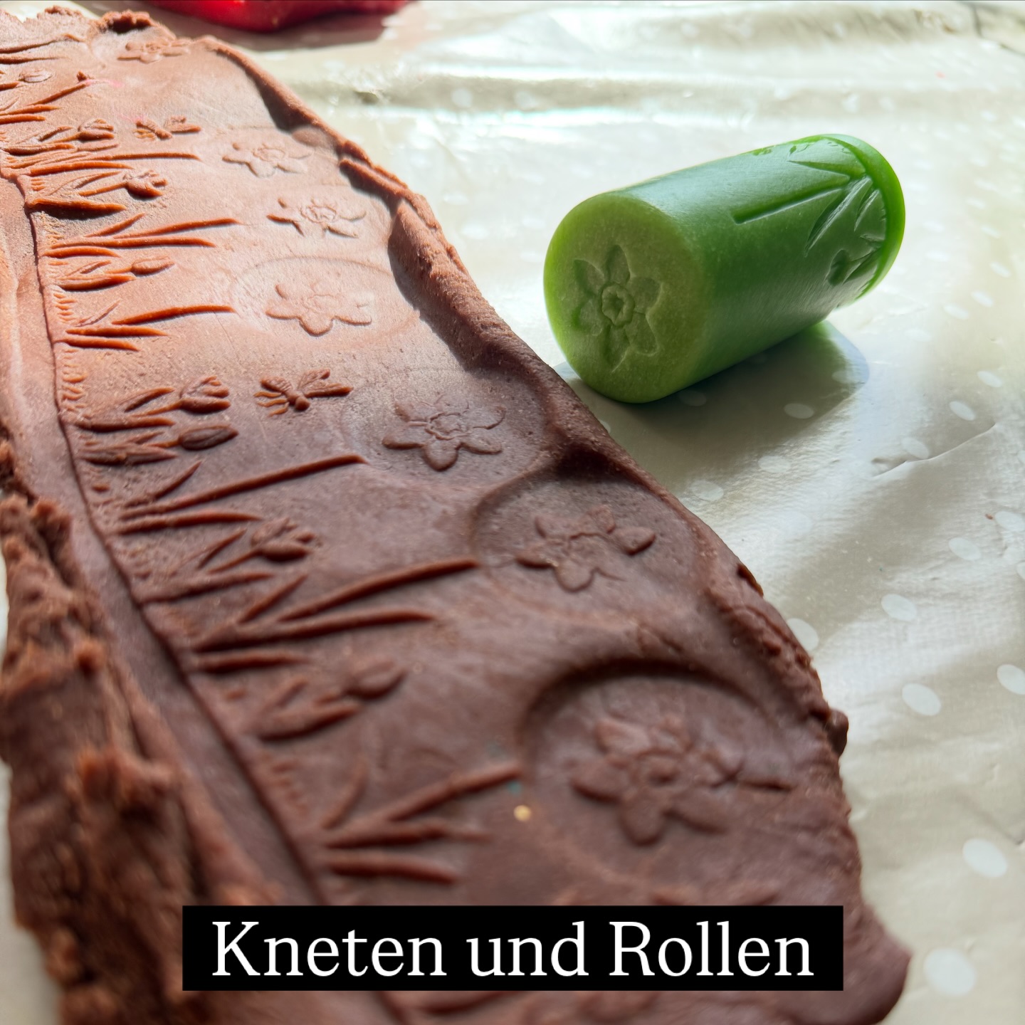 Kneten und Rollen ❤️✋🏻
mit @kiga_essentials
Werbung und #herzensempfehlung
Die Rollen hast Du bestimmt auch schon gesehen. 😍
Seit ein paar Tagen sind sie nun fester Bestandteil beim Freispielort "Kneten" 💪🏼
Wir haben:
-Wald-Set 🌲🌳
-Jahreszeiten-Set 🌷☀️🍂⛄
Die unterschiedlichen Rollen haben immer 2 verschiedene Stempelmöglichkeiten.
Ein Mal den längeren Stempel, bspw. die Blumenwiese.
Dann ein Figurenstempel, bspw. eine Blume. 🌸
Die Blume wird dann aufgestempelt. ✨
Oder beispielsweise den Schneemann, wo sein Gesicht aufgestempelt wird. ⛄
Oder das Ei ins Nest, usw. 🥚🦆
Es ist nicht ganz einfach und einige Kinder waren frustriert 😃 #frustrationstoleranz
aber mit ein wenig Übung und Geduld klappts dann sogar mit 2 Rollen gleichzeitig.😎
Eine wunderbare feinmotorische Übung, denn zu viel Kraft gibt Risse, zu wenig Druck keinen richtigen Abdruck.
Je nach Jahreszeit werde ich das 6er Set rauslegen für die Kinder.
Das Wald-Set wollen wir am Dienstag in den Wald mitnehmen und schauen, ob wir den Boden stempeln können. 🌲😍
Seit Weihnachten im Einsatz ist unsere Schokoladenknete, das Rezept verlinke ich Euch in der Story. 🍫
Die Glitzerknete und die Stempel harmonieren sooo guut. ✨
Habt Ihr Fragen❓
Was magst Du am Kneten so❓
Was beim Kneten alles gefördert wird, steht im Fächer von S. Raimann, welcher gleich neben dem Regal hängt. @sibylleraimann
🌷☀️🍂⛄
So ein grosses und schweres Jahreszeiten-Set darf ich an Euch verschenken.
Ab in den Lostopf oder: 😍❤️
-like den Post
-kommentiere, was Dir am Kneten gefällt und welches Deine liebste Jahreszeit ist.
-folge @kiga_essentials
10x Gewinnchance erhöhen:
-Beitrag in der Story posten und @kigaframa und @kiga_essentials markieren ❤️
Ausgelost wird am 4.4.26 um 20.00 Uhr😊
Diese Verlosung findet nur auf Instagram statt. Instagram steht in keiner Verbindung zum Gewinnspiel und wird nicht von Instagram unterstützt, gesponsert oder organisiert. Der Rechtsweg ist ausgeschlossen.
Teilnahme ab 18 Jahren.
Die Gewinner werden per Zufallsprinzip ausgelost und per Instagram DM benachrichtigt.
Die Adresse wird für den Versand benötigt.
Wohnsitz in 🇨🇭🇩🇪🇦🇹🇱🇮