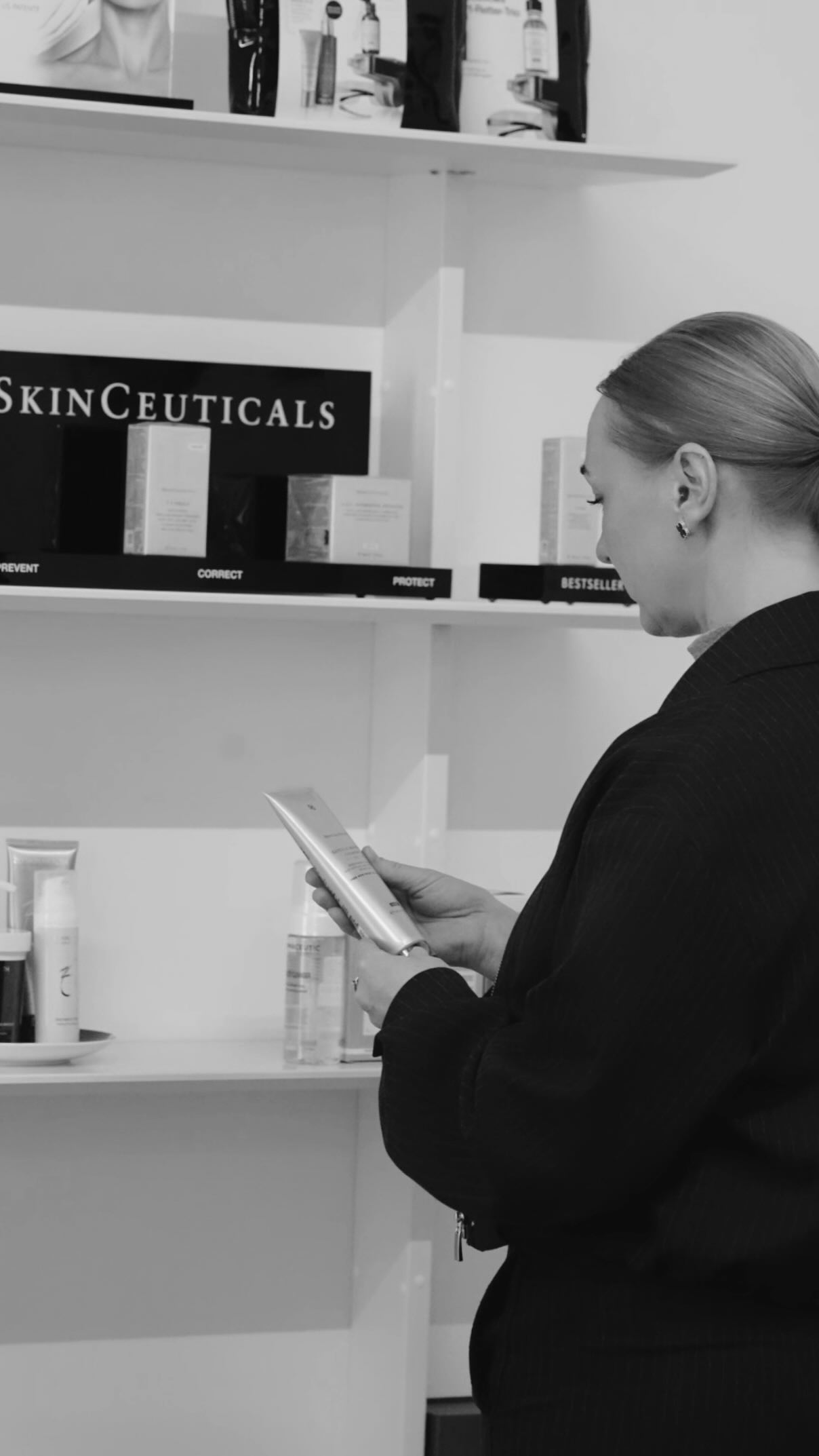 We also have a wide product range for the before & aftercare of your treatments
•
Ebenso haben wir eine grosse Produktauswahl für die Vor- & Nachbereitung der Behandlungen
#medicaltreatment #skincare #skineuticals