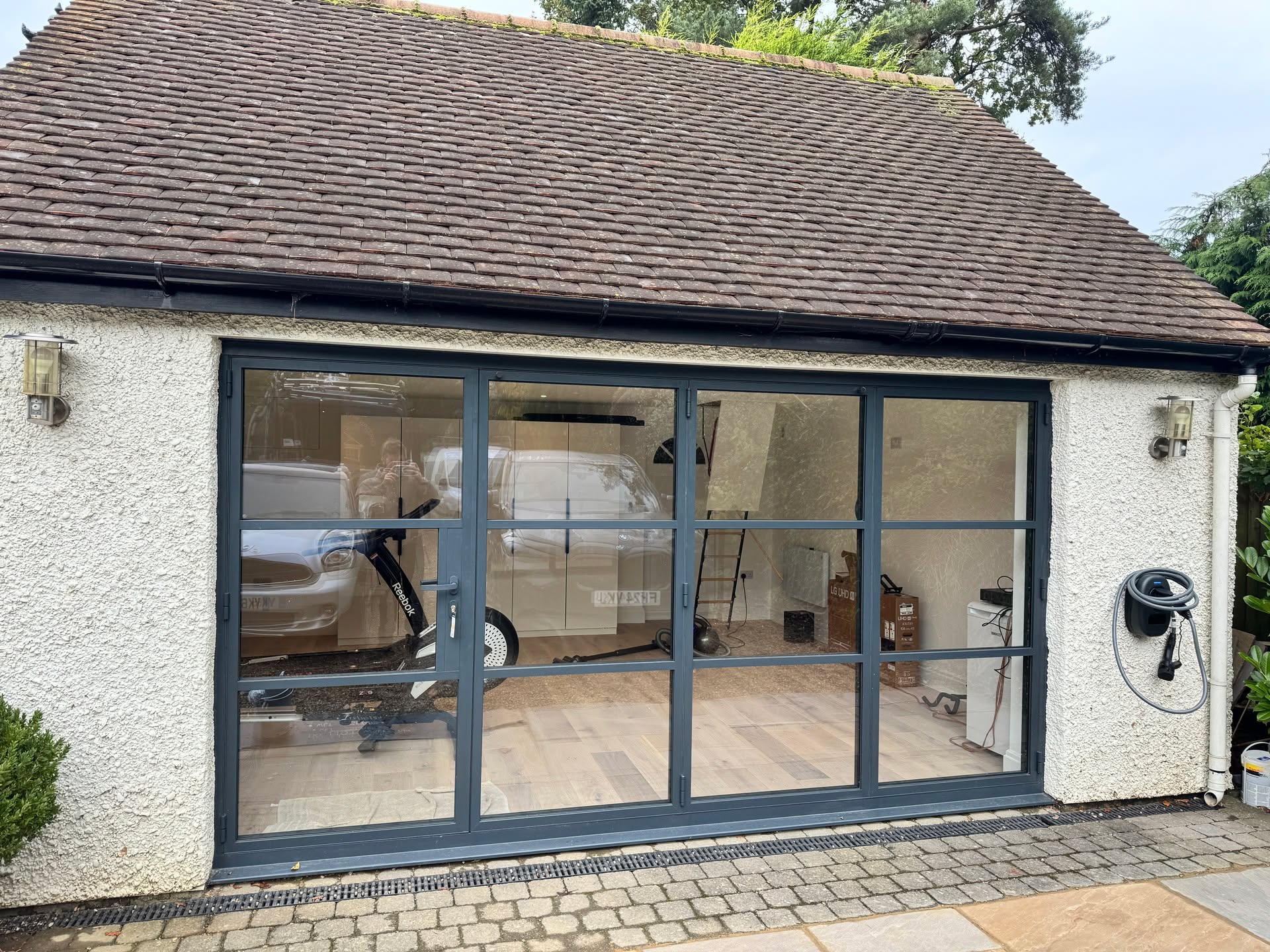 LOOK at this stunning set of Origin OB36 Soho we recently installed in Berkhamsted. 😍
This will allow loads of light into the customer's new gym and allow them to open them up on those hot summer days.
Colour Anthracite throughout