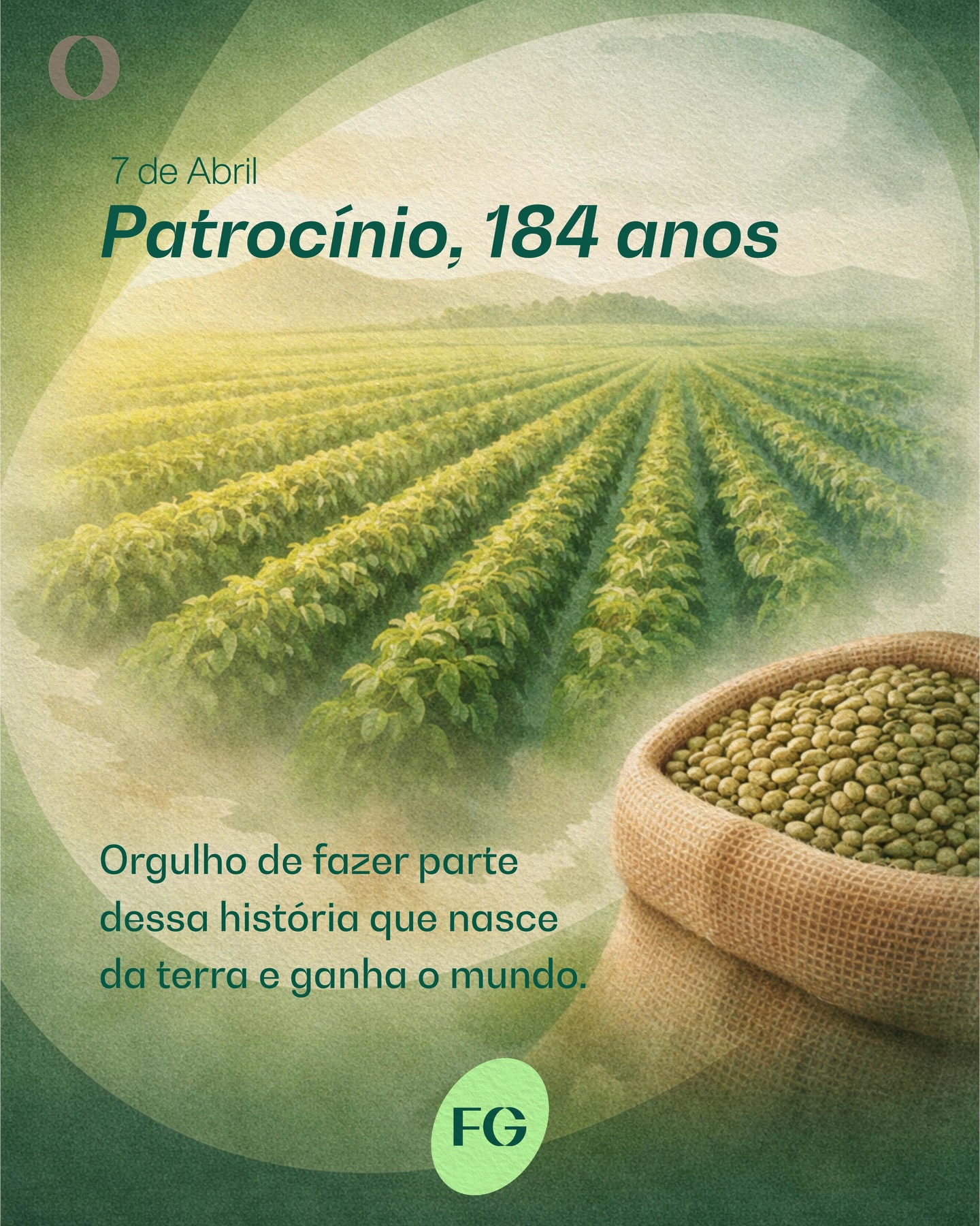 Patrocínio, Minas Gerais:
184 anos de café e protagonismo! ☕️☝🏻✨
No dia 7 de abril, Patrocínio completa 184 anos de emancipação político-administrativa. A data remonta a 1842, quando a Vila de Nossa Senhora do Patrocínio foi instalada, consolidando um arraial nascido da fé e da coragem dos bandeirantes.
A região foi desbravada ainda no século XVII, mas foi no final do século XVIII que o capitão Inácio de Oliveira Campos estabeleceu a “Fazenda do Brumado dos Pavões”. Sua esposa, Joaquina do Pompéu, tornou-se lendária ao administrar as terras e abastecer de gado as tropas de Dom Pedro I. Em torno da capela erguida em homenagem a Nossa Senhora do Patrocínio, surgiu o povoado que, em 13 de novembro de 1873, foi elevado à categoria de cidade.
Hoje, Patrocínio é um polo regional próspero. Segundo o IBGE, a população é de 89.826 habitantes, um crescimento de quase 9% em relação a 2010. O município ocupa área de 2.874 km², a 972 metros de altitude, com clima tropical de altitude ideal para a agricultura.
O grande destaque fica por conta do café. Em 2024, Patrocínio consolidou-se como o maior produtor de café do Brasil, com safra estimada em 64,2 mil toneladas. O valor da produção chega a cerca de R$ 2,3 bilhões, respond endo por aproximadamente 3,3% de todo o café nacional. A cafeicultura de alta qualidade, aliada à tecnologia no campo, transformou a cidade na “Capital do Café” brasileira.
Assim, Patrocínio celebra 184 anos unindo tradição e inovação, fé no passado e colheita do futuro. Feliz aniversário para nossa querida cidade, nossa história também fazemos aqui! Bom feriado a todos.