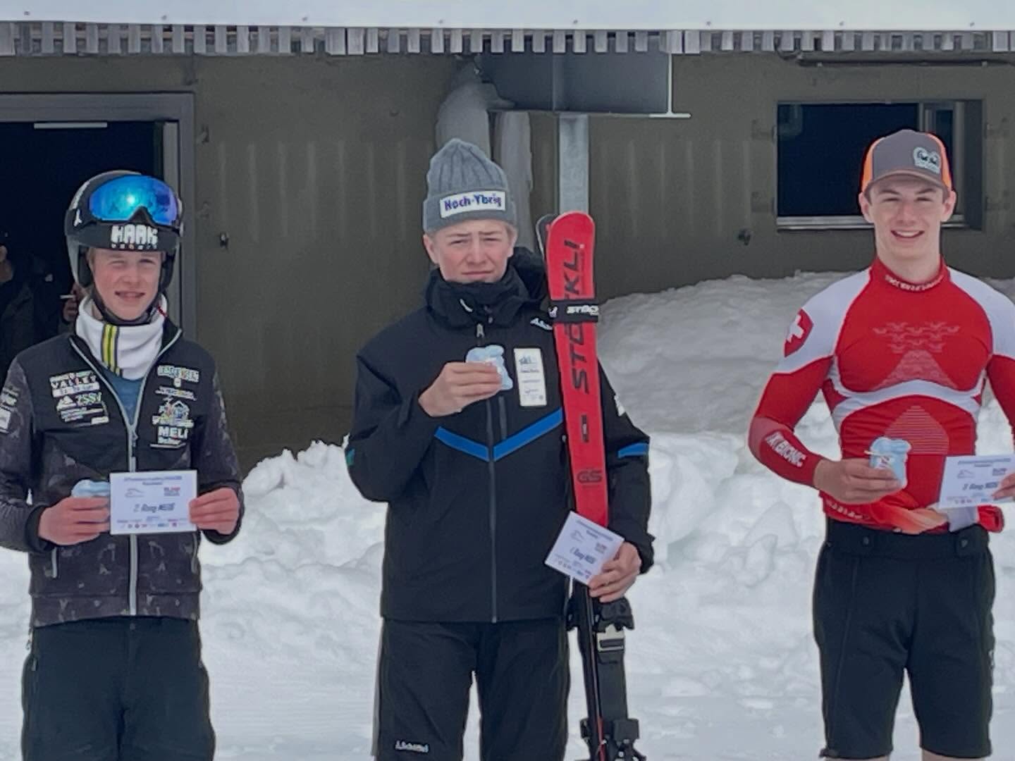 Letzte Punkterennen erfolgreich absolviert! in Engelberg hat Jan Bieri seine letzten beiden Rennen auf der Stufe U16 siegreich🥇🥇 💪💪gestaltet. Bald startet die neue Herausforderung im FIS Bereich. Top Ten Plätze erkämpfen sich die Brüder Yven und Finn mit den Plätze 4,7 und 10💪