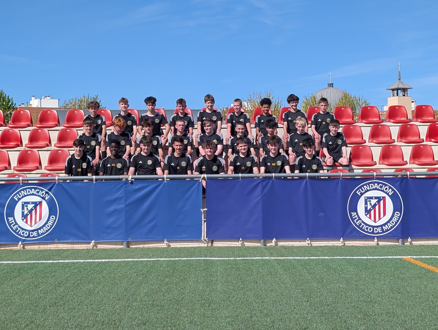 What a morning at @atleticodemadrid - thank you to the coaches for running the sessions for us this morning. The ☀️ was shining and the ball was moving at some speed.
Lunch now and then games with @cdleganes & @getafecf this evening.
