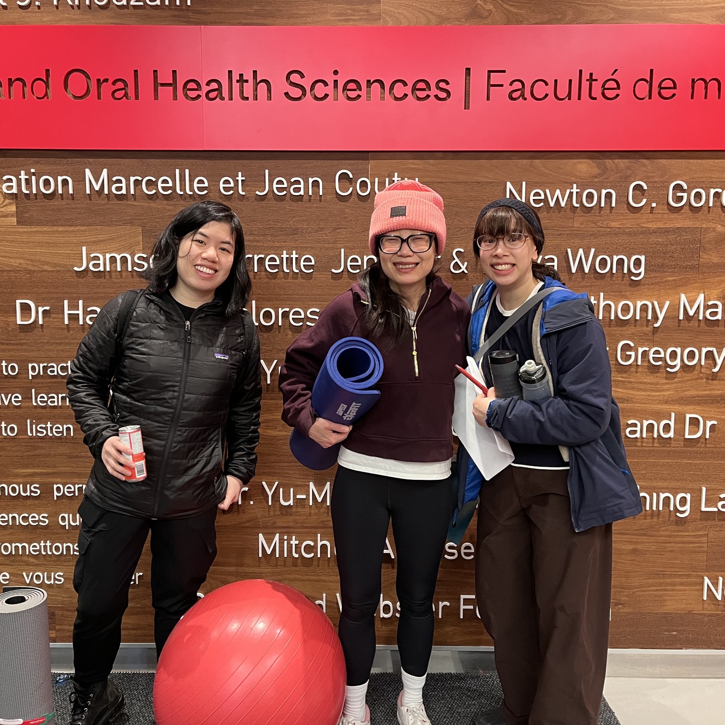 Merci à toutes les professionnelles et tous les professionnels dentaires qui ont pris le temps de s’arrêter, de réfléchir et d’apprendre avec nous lors de cette journée dédiée au bien‑être et à la prévention des risques professionnels.
Votre présence, votre engagement et votre ouverture ont donné tout son sens à ces moments de partage et de réflexion. Investir dans sa santé physique et émotionnelle, c’est aussi investir dans la longévité, la qualité et l’humanité de sa pratique.
Un immense merci à nos conférencières, Dr. Marie‑Andrée Lahaie et instructeure Denise La, pour la richesse de leurs connaissances et la générosité avec laquelle elles les ont partagées.
Que les outils, les prises de conscience et les apprentissages de cette journée continuent de vous accompagner au quotidien. 🌱
Parce qu’un professionnel en santé est au cœur de soins durables et bienveillants.
--------
Thank you to all the dental professionals who took the time to pause, reflect, and learn with us during this day dedicated to well‑being and professional risk prevention.
Your presence, engagement, and openness gave true meaning to these moments of learning and exchange.
Choosing to care for your physical and emotional health is also a commitment to a more sustainable, balanced, and human-centered professional life.
Our sincere gratitude to our speakers, Dr. Marie‑Andrée Lahaie and instructor Denise La, for the depth of their expertise and the generosity of their teaching.
May the tools, insights, and reflections from this day continue to support you in your daily practice. 🌱
Because healthy professionals are at the heart of compassionate and lasting care.
#BienÊtreDentaire #SantéAuTravail #CommunautéDentaire #DentalProfessionals #McGillCDE