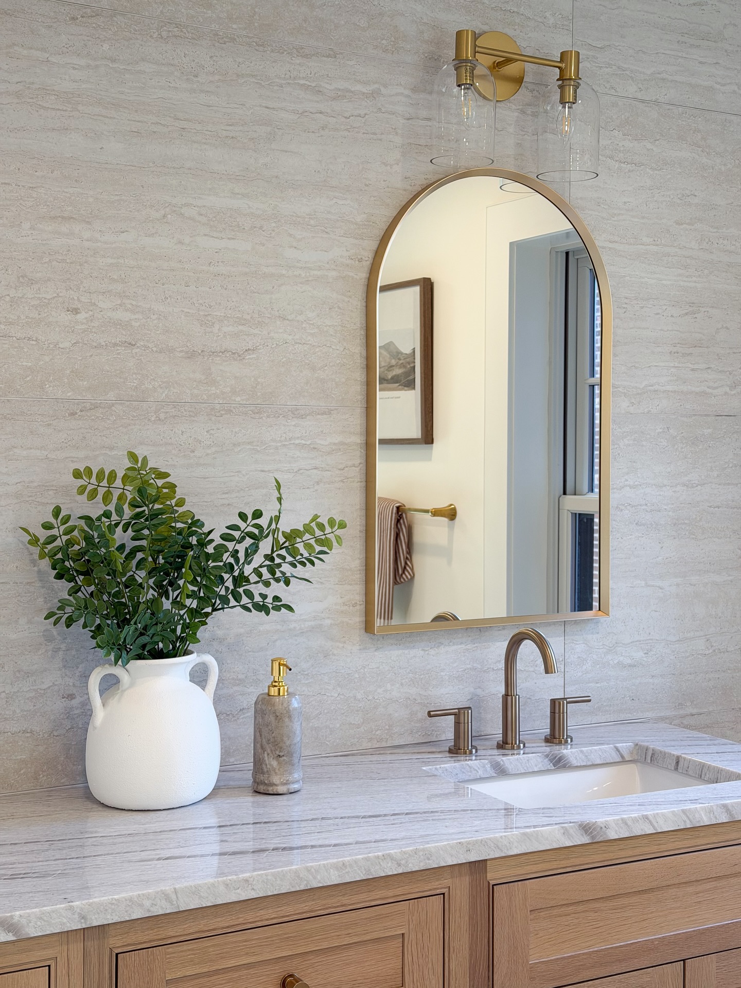 A moment for this Charlestown primary bath 🤍 Staged & styled by our team, with natural light doing what it does best ✨
.
.
.
#BostonStaging #InteriorDesignBoston #BathroomInspo #HomeStyling #StagedToSell