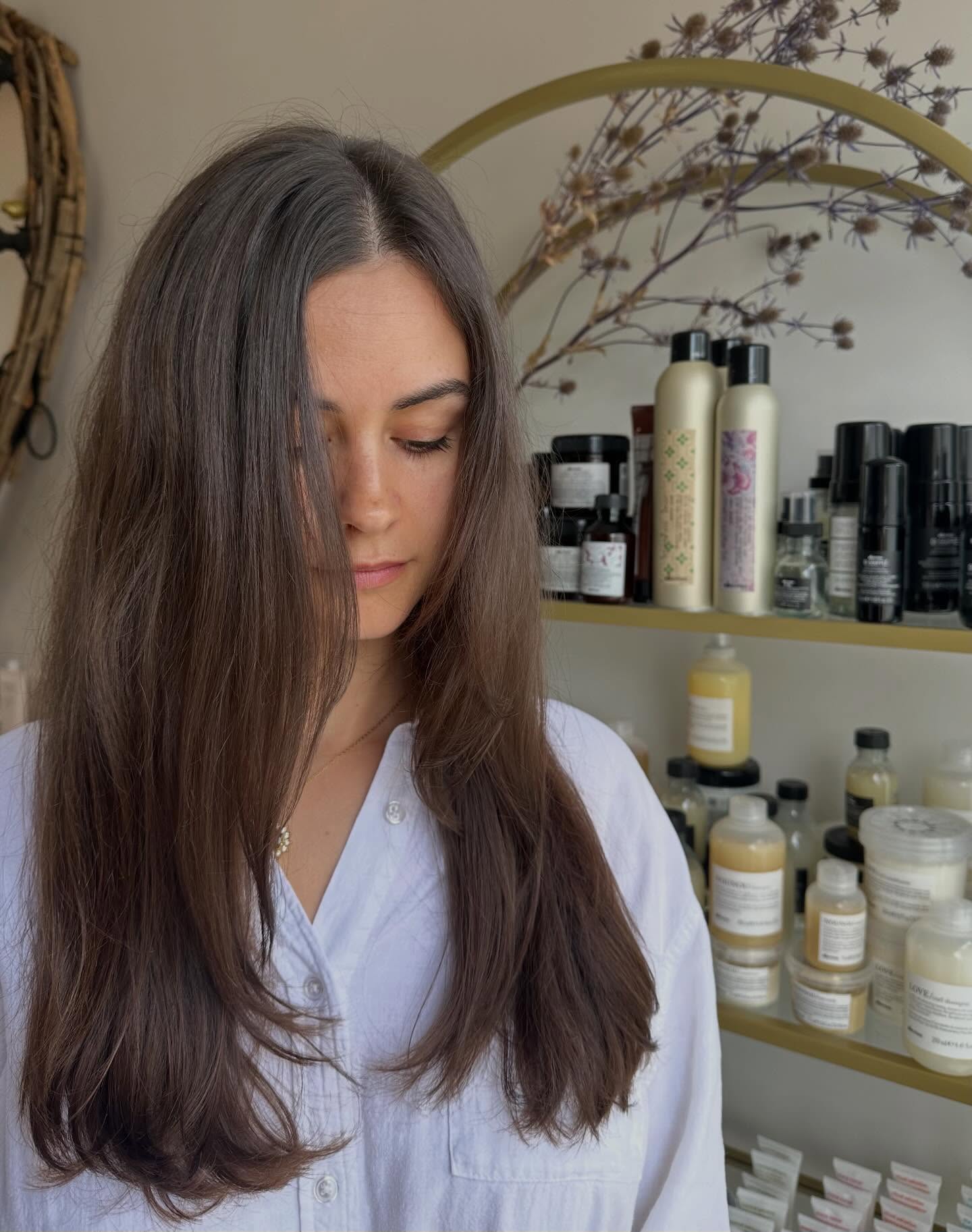 Soft layers, natural movement ✂️✨
A fresh layered cut finished with an effortless natural finish (to book; wash, cut and quick dry) . Light, bouncy, and easy to wear every day.
#yuduyuhairsalon #waihekehairstylist #tamakimakaurau #sustainablesalons