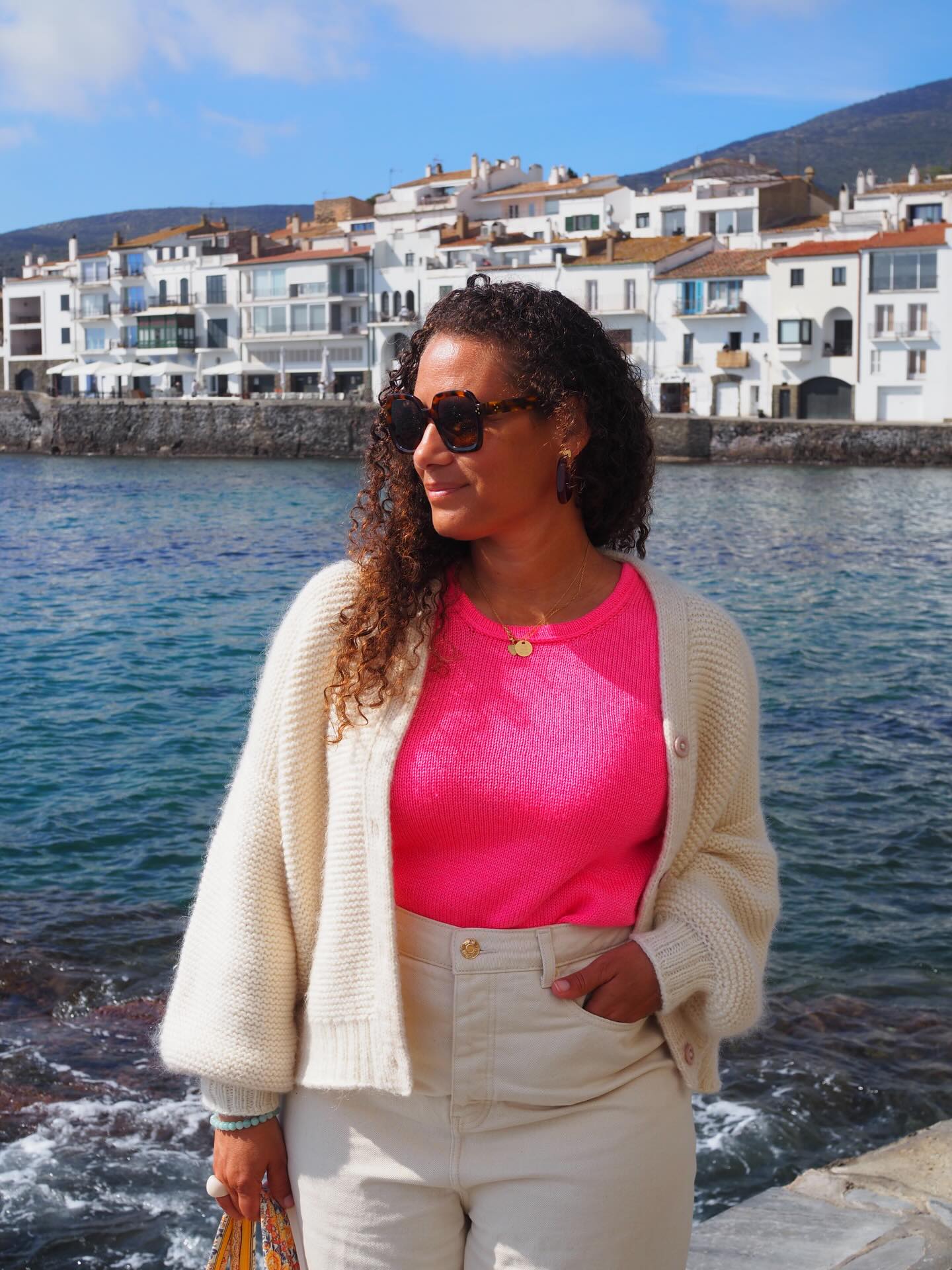 J’ai fait l’oignon version printemps.
Parce qu’une traversée en bateau et une journée venteuse et ensoleillée demandent toujours un petit foulard et une tricot plus chaud qu’un petit top.
Alors foulard BABCIA, veste CANDY et top SANSE.
🌷 Retrouvez toutes les Fiches tricot en 9 tailles en français et en anglais sur Ravelry et www.AtelierEmilie.com
Fils . @yarnbysimone @katiayarns @majogarn
__________________________________
#atelieremiliedesigns #babciabyae #candybyae #sansebyae
Tricot Knit knitting tricot gilet top foulard tricoté