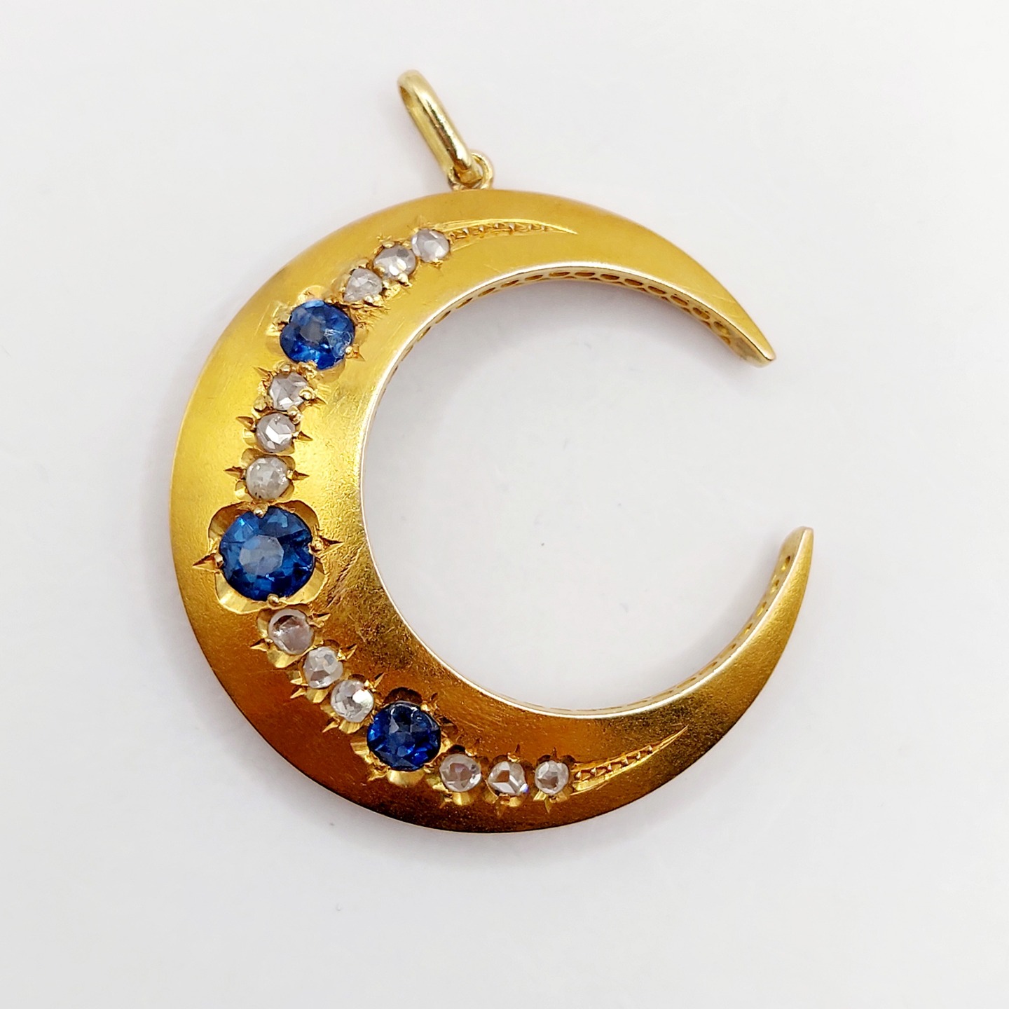 French victorian crescent moon pendant 18k gold set with sapphires and rose cut diamonds (circa 1890)
PRICE : 1650€
Magnificent French work from the late 19th century (a Victorian brooch converted into a pendant)
Size: 39 x 32 mm (including bail)
Weight: 6.75 g
Main sapphire size: approximately 5 x 4 mm
Micro scratches from use, small dents, and very slight wear to the stones
Hallmarks removed during the conversion
#pendentifdiamant #diamondcharm #halfmooncharm #halfmoon #omcdiamond #oldminecut #oldminecutdiamond #mooncharm #victorianjewelery #pendentiflune #starburstcharm #frenchjewellery #crescentmoon #crescentjewelry