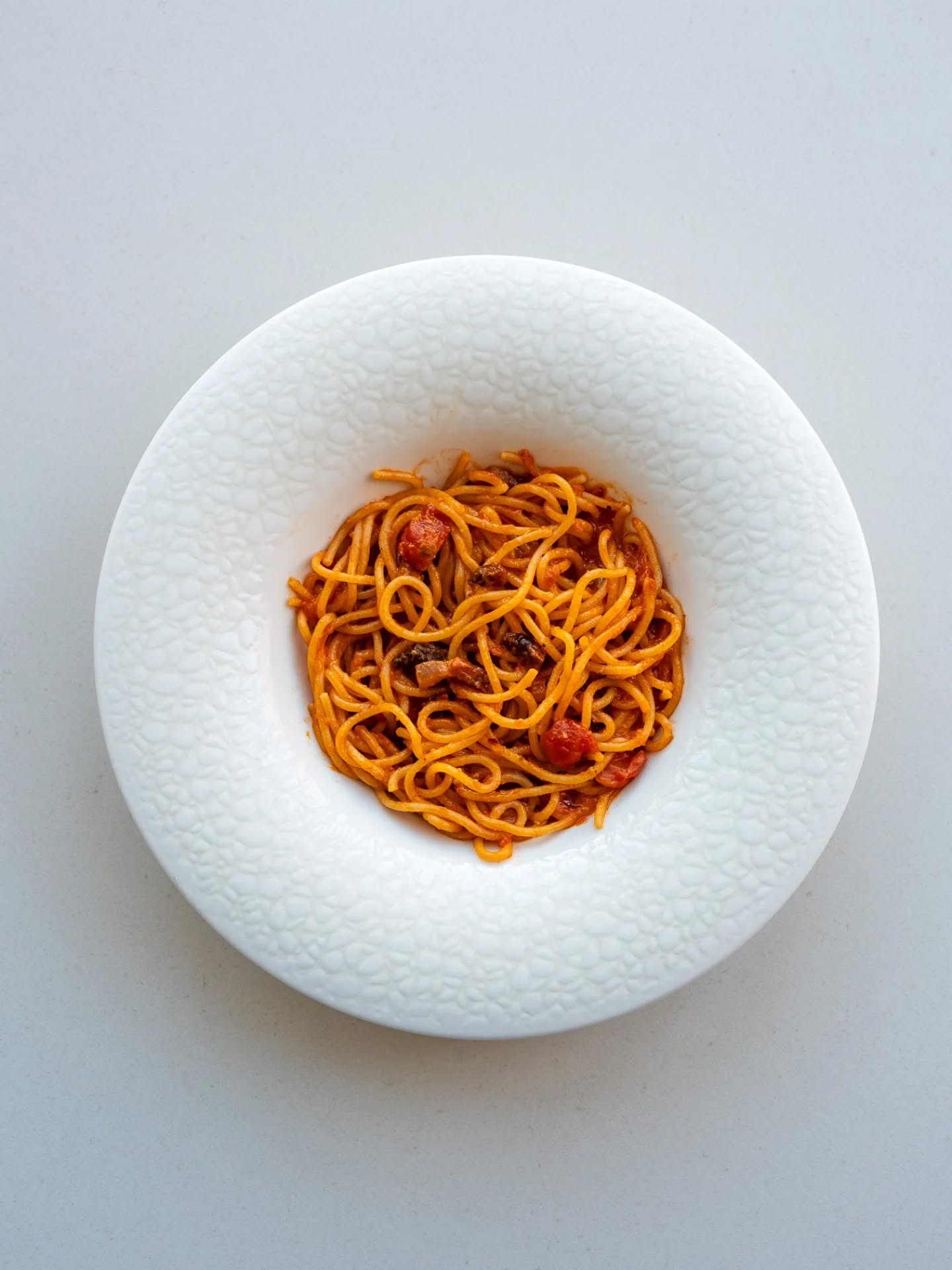 🍝 Spaghetti all’Amatriciana. Semplice. Perfetto. 🇮🇹
Některá jídla nepotřebují nic navíc. Stačí pár skvělých surovin a respekt k tomu, odkud pochází.
Amatriciana je přesně ten případ. Klasika z městečka Amatrice, která stojí na jednoduchosti a chuti. My se držíme tradičního pojetí - guanciale, pecorino romano, kvalitní rajčata San Marzano, chilli, bílé víno a hlavně čerstvá pasta, kterou si sami vyrábíme.
Jejich chuť je výrazná, lehce pikantní a krásně vyvážená. Taková, ke které se chcete vracet. Protože my dobře víme, že v jednoduchosti je krása.
Právě teď je najdete na našem menu. Tak se zastavte ochutnat.
#bistrocentral #italskebistroolomouc