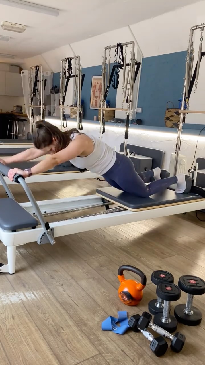 The Reformer didn’t always need to be the work out 🏋🏼♀️
Here we are using the reformer to aid mobility and flexibility in the recovery after Circuits session 🤸🏼♂️
The Reformer is great at completing other physical activities too for example Golf, Horse Riding and weightlifting!!
Would you like to feel the difference? Comment 👌 to find out more!
#pilates #reformer #reformerpi̇lates #eversley #hook