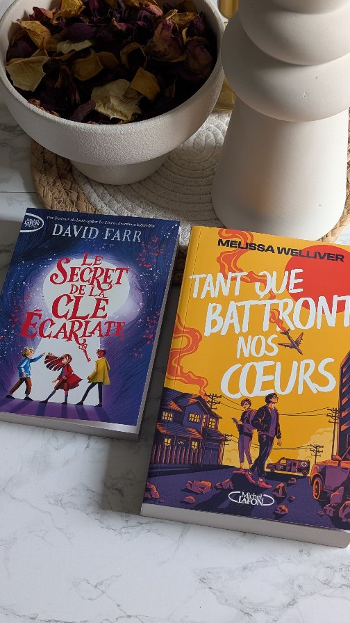 Aujourd'hui j'ai reçu deux romans de chez @michellafon_jeunesse ! Il s'agit de « Le secret de la clé écarlate » et « Tant que battront nos cœurs ». Pour vous donner un peu plus d'informations, voici les quatrièmes de couverture :
✨ Résumé ( Le secret de la clé écarlate) ✨
Rachel a 24 heures pour réussir sa mission...
La vie de Rachel bascule le jour où elle apprend qu'elle est la gardienne de la Clé écarlate. Son pouvoir ? Ouvrir les portes de l'Arrière-Pays, un lieu dont on ne revient jamais. Pourtant, le jour où une jeune fille y est injustement envoyée,
Rachel n'hésite pas à utiliser sa clé pour voler à son secours. Mais une fois là-bas, le compte à rebours est lancé.
Rachel a 24 heures pour réussir sa mission... et refermer le portail entre les mondes.
✨ Résumé ( Tant que battront nos cœurs )✨
LA BONNE NOUVELLE ? Vous avez une âme soeur.
LA MAUVAISE ? Si celle-ci meurt... vous aussi.
Zoe n'a vraiment pas envie de rencontrer son âme soeur. Solitaire et prudente, elle préfère apprendre à se débrouiller toute seule. Le jour où elle découvre qu'elle est liée à Milo Spencer, Zoe a l'impression d'être plongée en plein cauchemar. Casse-cou, extraverti et solaire, il est son exact opposé. Leur seul point commun ? L'envie de briser le lien qui les unit. Et pour cela, ils sont prêts à tout... Quitte à plonger tête la première dans une histoire qui les dépassera.
Lequel des deux vous donne envie ? Peut-être les deux ? 👀
#unboxing #SortieLittéraire #bookstagramfrance #booklover #roman
