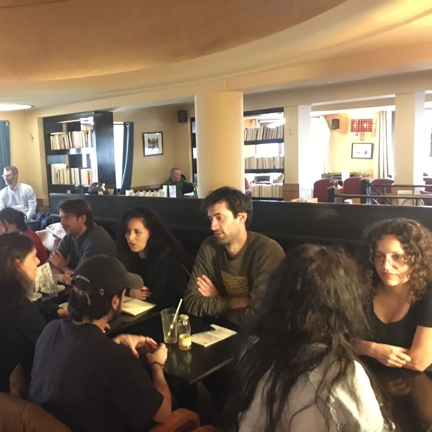 La semaine dernière ont eu lieu les désormais traditionnels rendez-vous du matin pour 10 de nos adhérent.es. L’occasion de se rencontrer de manière informelle, de discuter projets, écriture, joies et difficultés de ce métier. Un prochain rdv aura lieu bientôt ! A très vite !