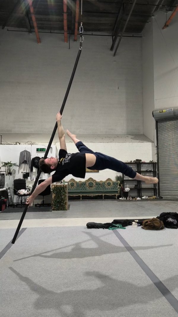Flying pole training this week, I'm trying new tricks 🙄🙃
•
•
•
#circus #flyingpole #aerialpole #aerial #pole