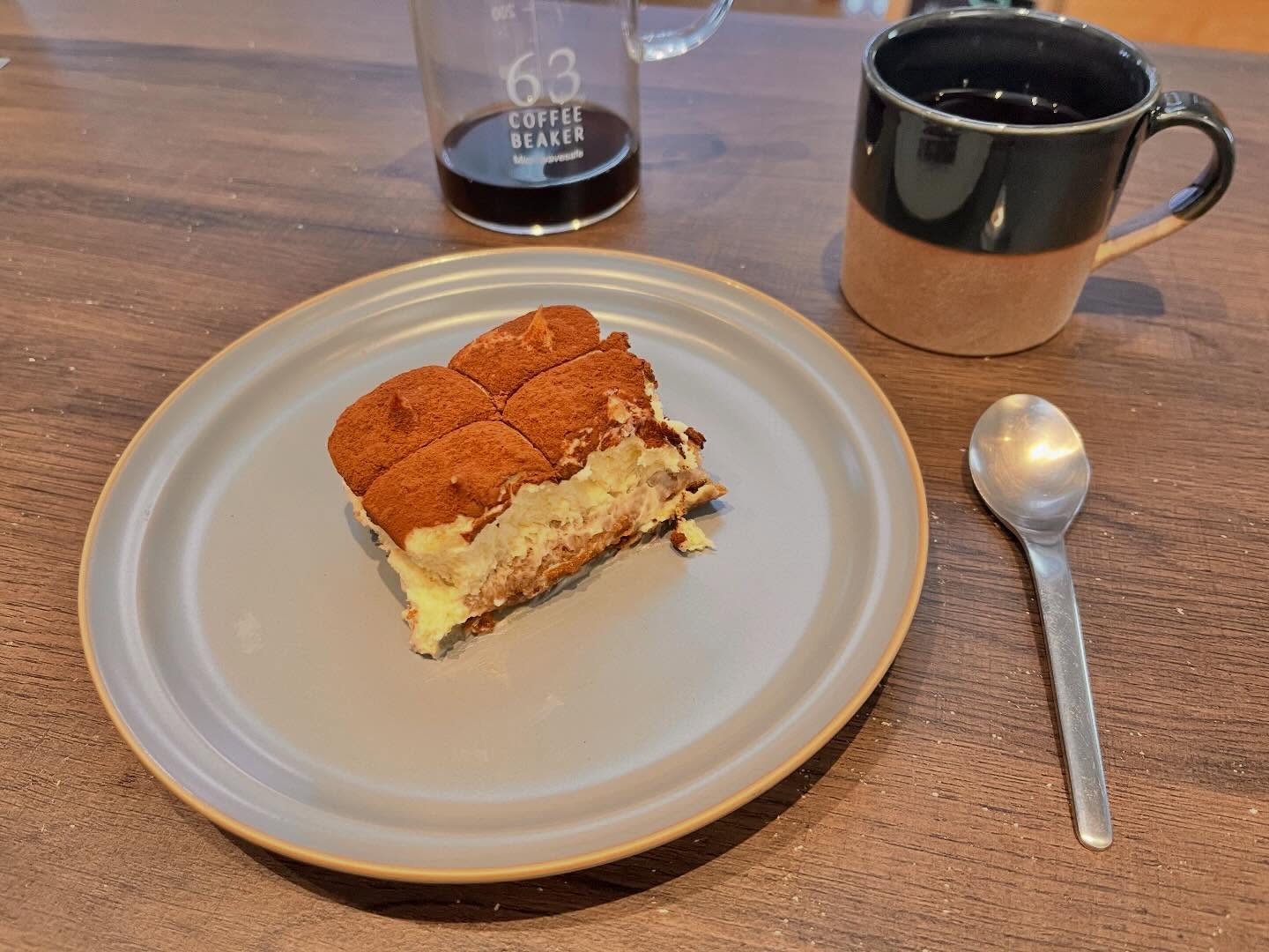 こんにちは😊
GOODLUCK Anjo 石原です
今週も1週間ありがとうございました。
本日は日曜日という事でお休みを頂いております。
よろしくお願いいたします。
そして、今日のお休みは特に予定が入っていなかったので、店舗の掃除?洗車?など色々と迷ったのですが、まずは家族が寝ている間にコソコソとお風呂掃除をするところから始まりました。
先週の旅行で泊まったコテージのお風呂があまりに綺麗だったので影響されてしまい、お風呂掃除をしたくてソワソワしていたのですが、なかなか平日は時間が取れず、「今日こそは!」と朝からお風呂にこもって掃除をしていました😅
浴室の床、壁、天井、バスタブ、鏡やメッキ部分など、今日はしっかり目に磨いていたのですが、朝からお風呂も気持ちもスッキリしました🛀✨
ここ最近、お風呂から出る時に簡単な掃除しかできていなかったので、これからは綺麗なお風呂を保てる様に心掛けようと思います…多分
そして、今は家族と「それSnow Manにやらせてください」の3時間スペシャルを観ながらコーヒータイムを過ごしています。
今日のコーヒーのお供は手作りティラミス、、、というのは冗談で 、SNSでロピアさんのティラミスが美味しいという情報を見たので、早速買って来てみました。
1パック食べれるかな?と思って蓋を開けたつもりが、美味しくて秒で無くなりました💦💦
あと、完コピダンス対決、ものすごく良かったです!
という訳で、今日のお休みも有意義な時間を過ごして、明日からの営業に備えたいと思います。
それでは、来週もよろしくお願いいたします☺️
GOODLUCK Anjo ホームページはコチラから→www.goodluckanjo.com
本日の予約空き状況はコチラから→ https://www.goodluckanjo.com/blog
#ロピア#ティラミス#それsnowmanにやらせて下さい#お風呂掃除#スッキリ