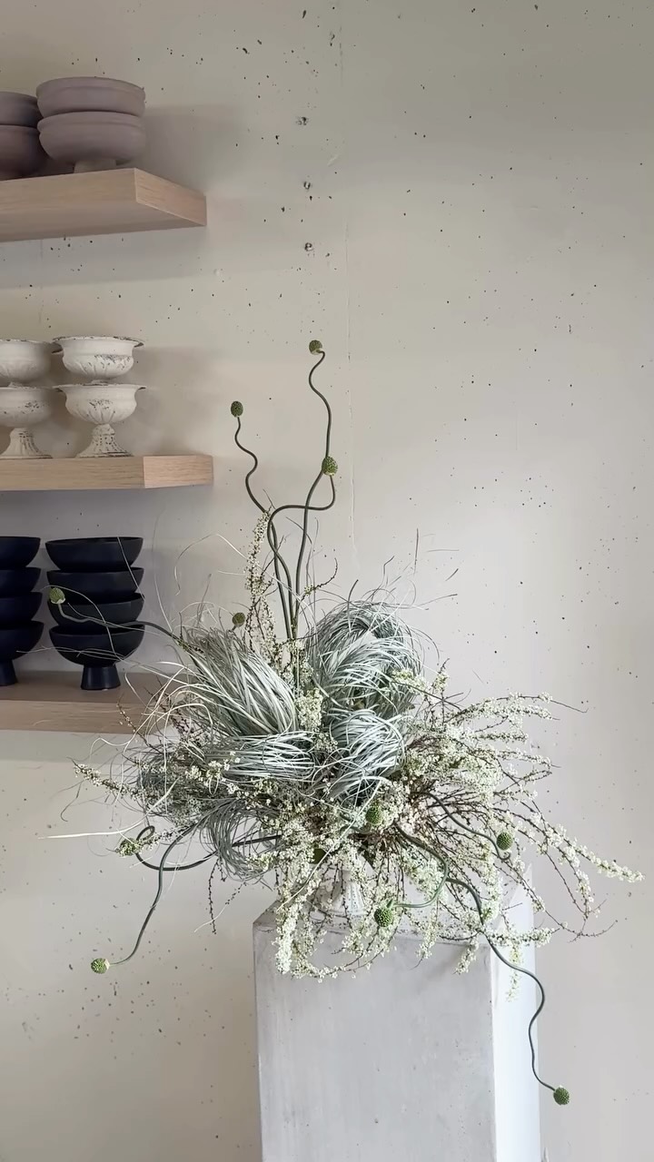 Excited for all the grassy, texture forward weddings this season 🌾