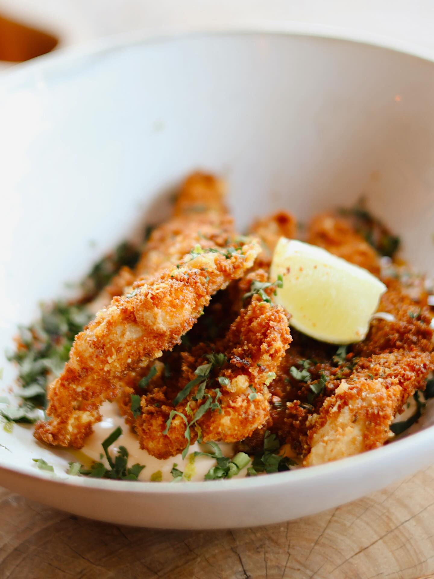 Crocante. Suculento. Irresistível. 👏🏻
O nosso Sassami de Frango é daqueles que se pede para a mesa e vira o assunto do momento! Ainda mais juntinho com a nossa maionese caseira de Sriracha a dar-lhe aquele toque levemente picante. 😋
Para partilhar ou apreciar sozinho, a escolha é vossa! 😉
Quem por aqui já experimentou esta delícia aqui no Moinho Dom Quixote? ✨
___________________
Crispy. Juicy. Irresistible. 👏🏻
Our Chicken Sasami is one of those dishes you order for the table and it instantly becomes the talk of the table!Even more so with our homemade Sriracha mayo adding that slightly spicy kick. 😋
To share or enjoy on your own, the choice is yours! 😉
Who’s already tried this delight here at Moinho Dom Quixote? ✨
#moinhodomquixote #sintra #restaurant