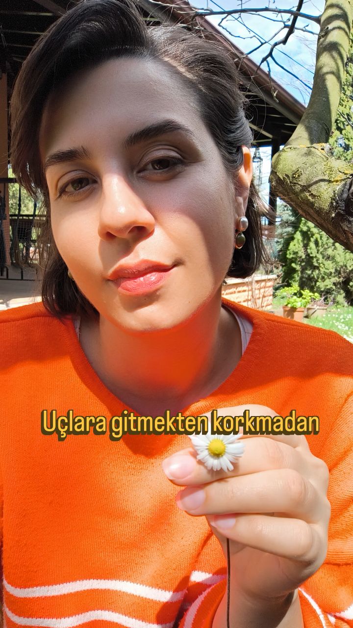 Bazen gerçekçiyim, bazen hayalci...
Bütününde bir yolcu,
Bütününde insan,
Bütününde dengeyim....
Bazen iyiyim, bazen kötü,
Bazen doğruyum, bazen eğri,
Bazen kırılgan, bazen güçlü,
Bütününde bir oyuncuyum 🌹