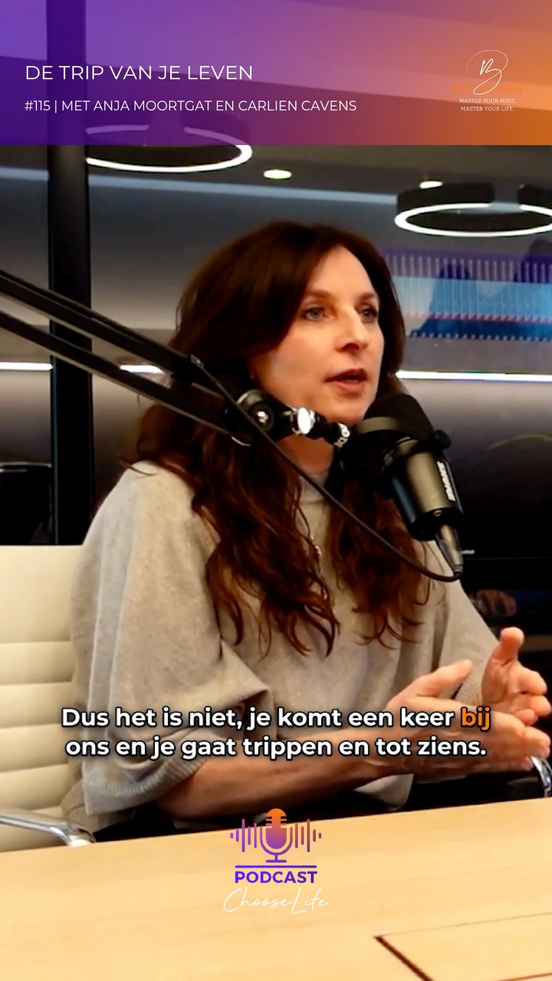 Psychedelica zijn geen onderwerp voor snelle experimenten.
‘Set & setting’, zoals men zegt.
De juiste begeleiding, screening, voorbereiding en integratie zijn alles.
Het gaat niet alleen om de ervaring zelf, maar om de context waarin ze plaatsvindt: je mentale staat, je fysieke veiligheid, je emotionele draagkracht, de mensen die je omringen, en de ruimte waarin je je bevindt.
Zonder die elementen kan een psychedelische ervaring overweldigend, desoriënterend of zelfs schadelijk zijn.
Met de juiste omkadering kan ze net een bron van inzicht, heling en perspectief worden.
Daarom draait het niet om “trippen”, maar om bewust werken met een veranderde bewustzijnstoestand.
Om vertragen, toelaten, onderzoeken.
En vooral: om wat je erna doet — de integratie, het vertalen van inzichten naar je dagelijkse leven.
Beluister nu aflevering 115 van de Choose Life podcast! 🎧
#ChooseLife #BenSansen #CarlienCavens #AnjaMoortgat #mentalegezondheidheid #podcast #psychedelica