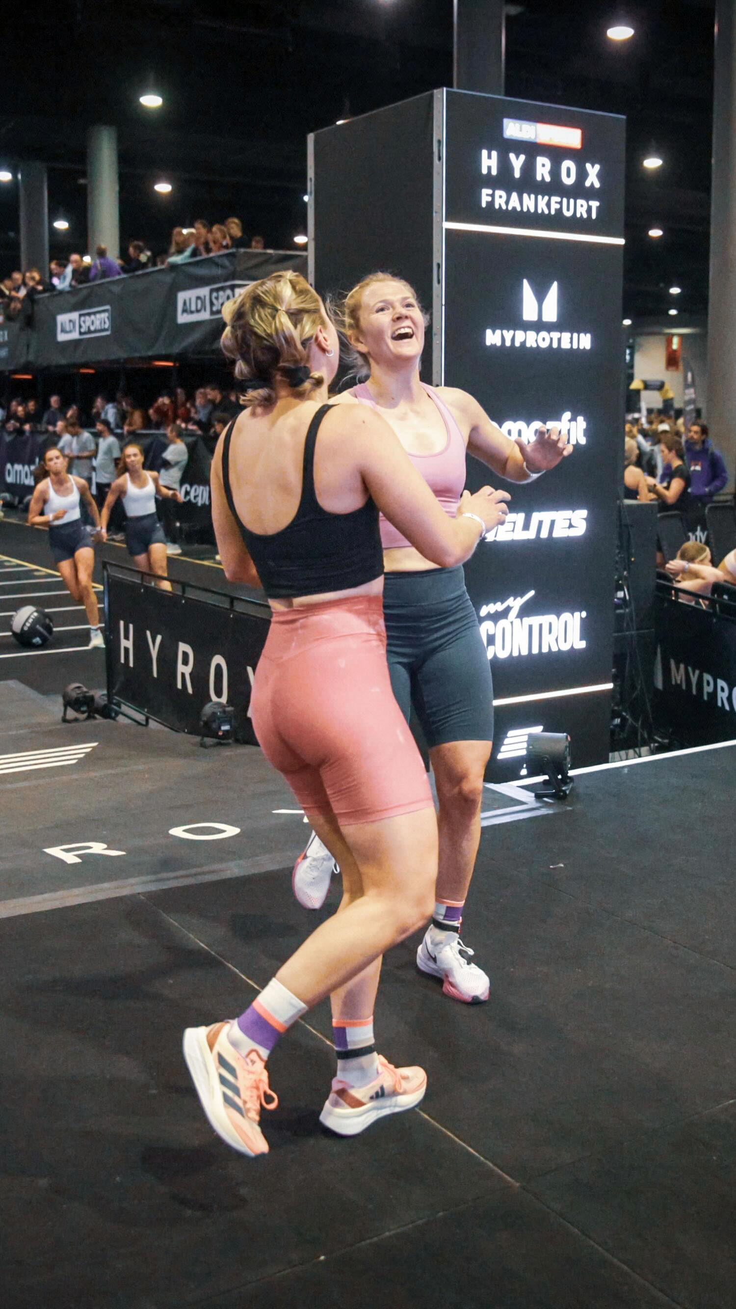 Das Gefühl, wenn man nach 3 Monaten das erste mal wieder gemeinsam trainiert 💞🤣
#friendshipgoals #girlswhosquat #girlpower