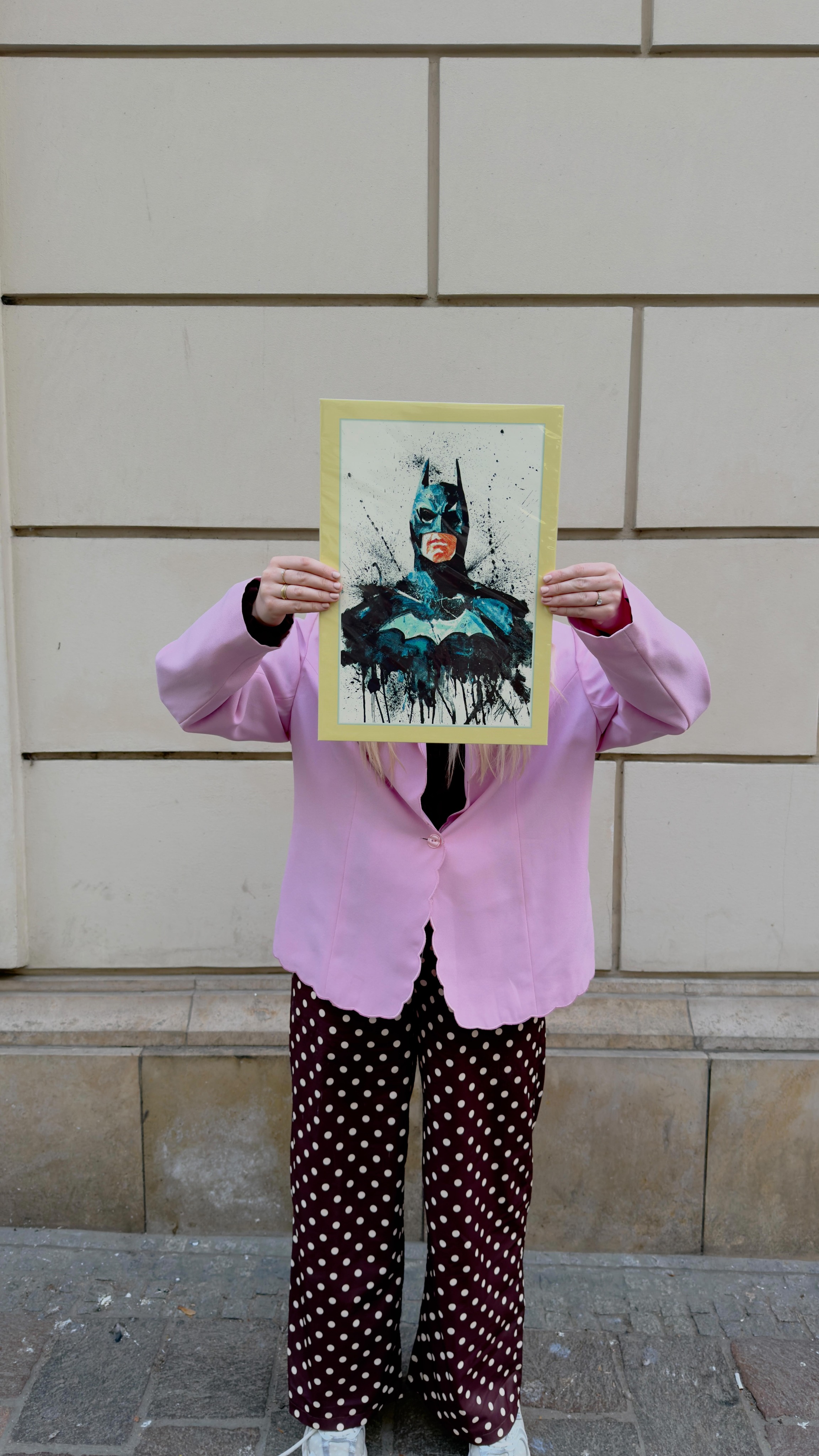 🦇 Welches Symbol / Person verbindest du mit eurem Kinderwunsch?
Ich habe Batman schon immer geliebt, aber dass er einmal so eine große Rolle in meinem Leben spielen würde, hätte ich nie gedacht. Christoph und ich haben vor der ersten Punktion zum ersten Mal zusammen Batman geschaut – ich konnte ihn nach acht Jahren Beziehung endlich dazu überreden. Das war genau einen Tag vor unserer ersten Punktion, und ich war unglaublich nervös. Und dann trägt der Narkosearzt tatsächlich eine Haube mit Batman-Logo.
Seitdem begegnet uns – und vor allem mir – Batman an den verrücktesten Orten und gibt mir jedes Mal dieses Gefühl: Alles wird gut.
In Kroatien zum Beispiel: ein Laden voller Bilder, bestimmt 100 Stück – und kein einziger Superheld, außer Batman. Nun steht dieses Bild in Christophs Gamingroom. Oder im Urlaub ein Baby mit Batman-Mütze. Oder dieses Bild, das wir jetzt gekauft haben. Mein Lieblingscafe hat die Ausstellung gewechselt was hängt dort nun: ein Rosen Batman Bild.
Auch zuhause ist mittlerweile eine Batman-Figur eingezogen – entdeckt bei Rossmann, es war die letzte. In Luxemburg stand plötzlich ein Batman-Aufsteller mitten im Supermarkt. Und einmal habe ich sogar einen Schnuller mit Batman-Logo am Straßenrand gesehen.
Irgendwie fühlen sich all diese kleinen Zeichen für mich so an, als wollten sie mir sagen: Es wird gut gehen. 🦇🦇
#kiwu #künstlichebefruchtung #batman #kiwucommunity #icsi