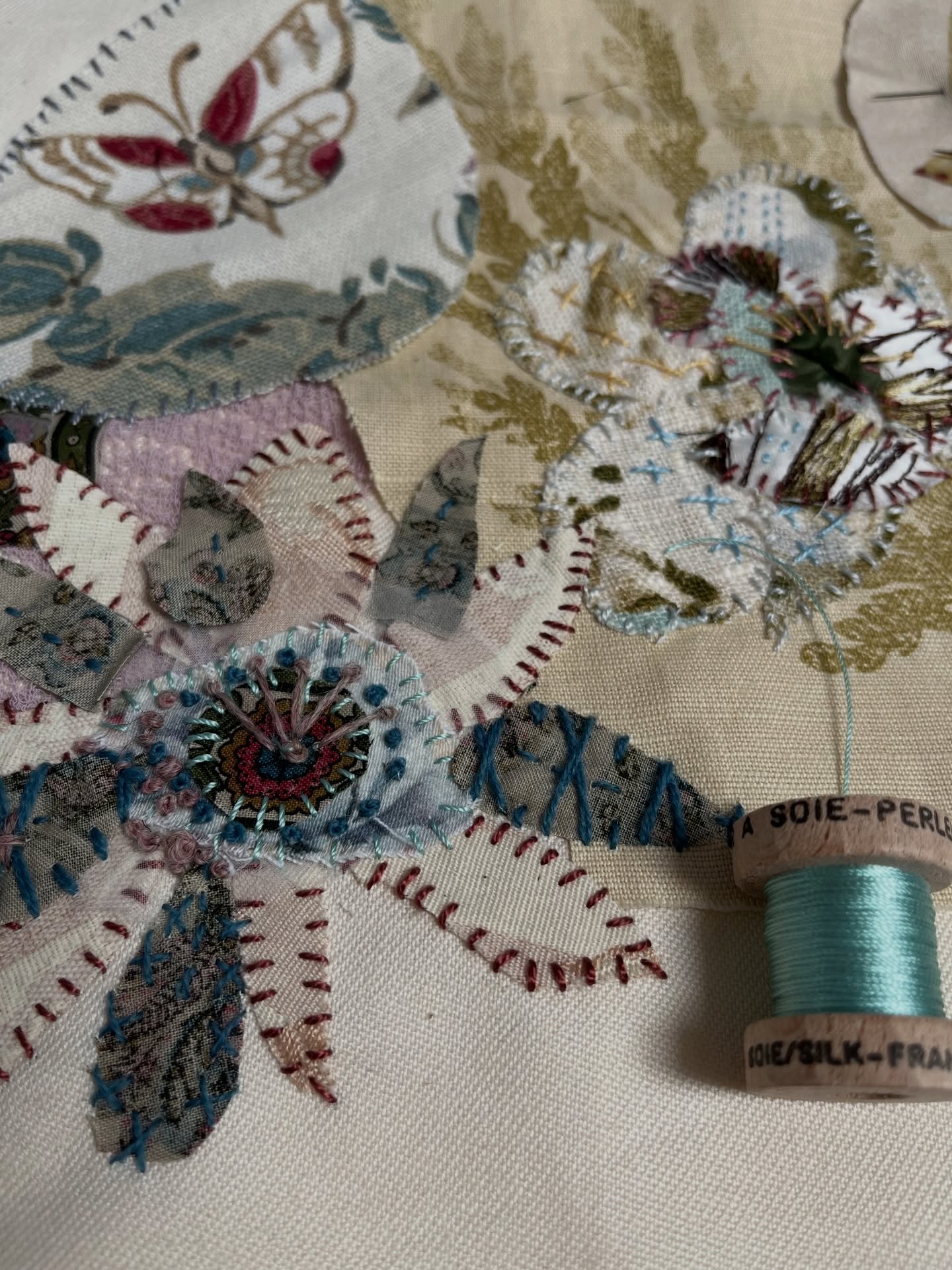 Coming soon .... Flower Applique Kits, with vintage fabrics, fripperies, and beautiful threads.
#embroiderykits #appliqué #broderieanglaise