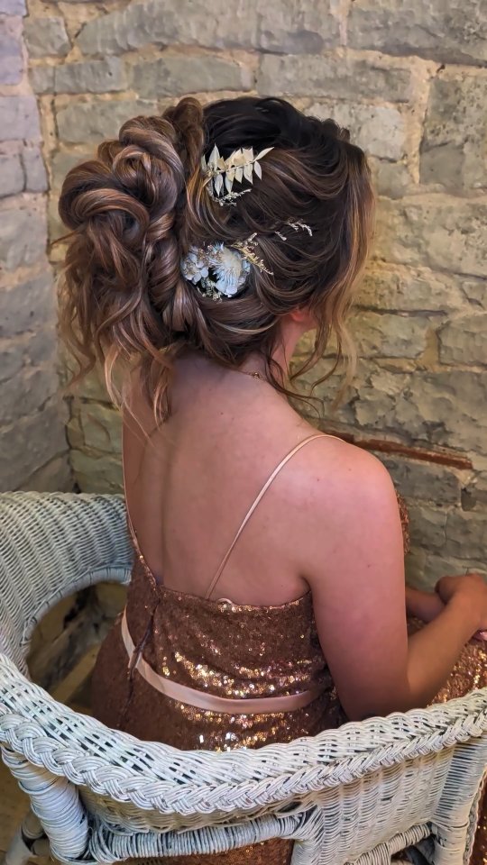 Why only create one dream hairstyle when you can style TWO! 🧜🏼♀️🎉
Whether it's...
👰🏼♀️ ceremony into the evening 💃🏽
🤔 undecided bride at preview appointment
🍸 runway show ✨
📸 bridal shoots / content creation 🤳🏽
You want QUICK & EASY methods that become second nature to transform your bride into feeling like a million dollars, all over again! 🔥
This second style takes only TEN MINUTES to create - exactly what you need for every scenario mentioned above and more ✨
You know what's coming...boho bridal hair stylists...are you ready to up your game whilst making your life much easier?
Transformative Ocean Waves Masterclass coming soon 🌊🧜🏼♀️ date announcement this week - YEY! 🎉🌊
Let's go, Becca 🧜🏼♀️ x
@miamooremodel
@houseofbridaluk
@artistrytoaisle
#bridalhaireducation #bohobridalhair #weddinghairdevon #weddinghaircornwall #bridalhairtutorial