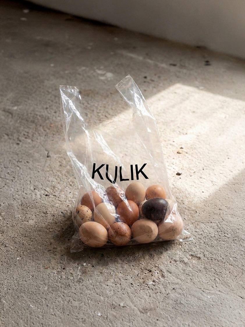 Trochę wolniej.
Trochę ciszej.
Trochę bardziej po swojemu.
Niech te dni będą właśnie takie —
bez pośpiechu, bez presji,
za to z miejscem na oddech,
na coś dobrego (i coś słodkiego też).
I może jeszcze jedno:
żeby rzeczy były proste,
a chwile — naprawdę przyjemne.
Wesołych Świąt ✿