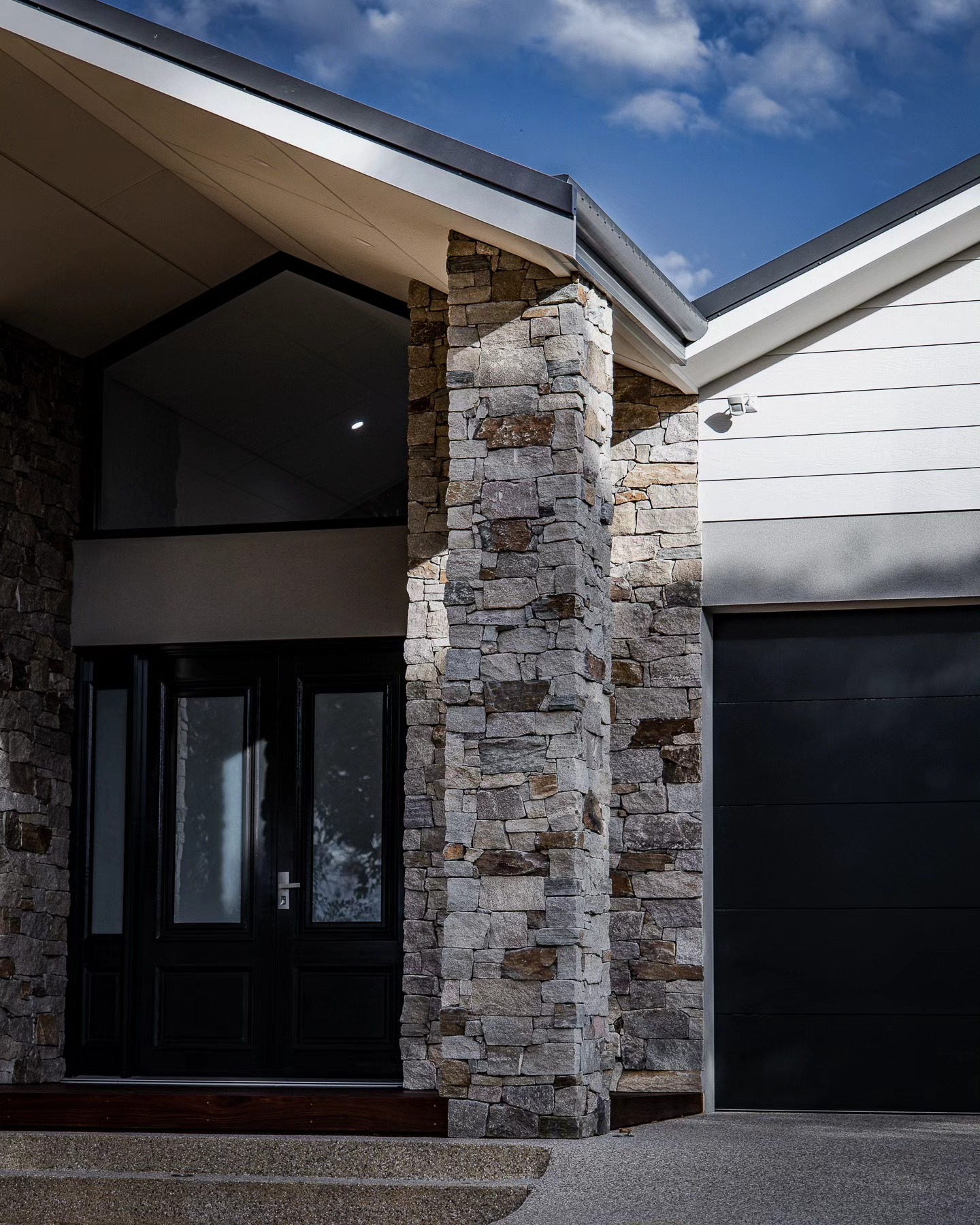 Stone is a consistent theme on this Modern Country Home, walking around at Handover this was definitely a favourite.
Can't wait for the pro photos to show the rest of this beauty 😁
