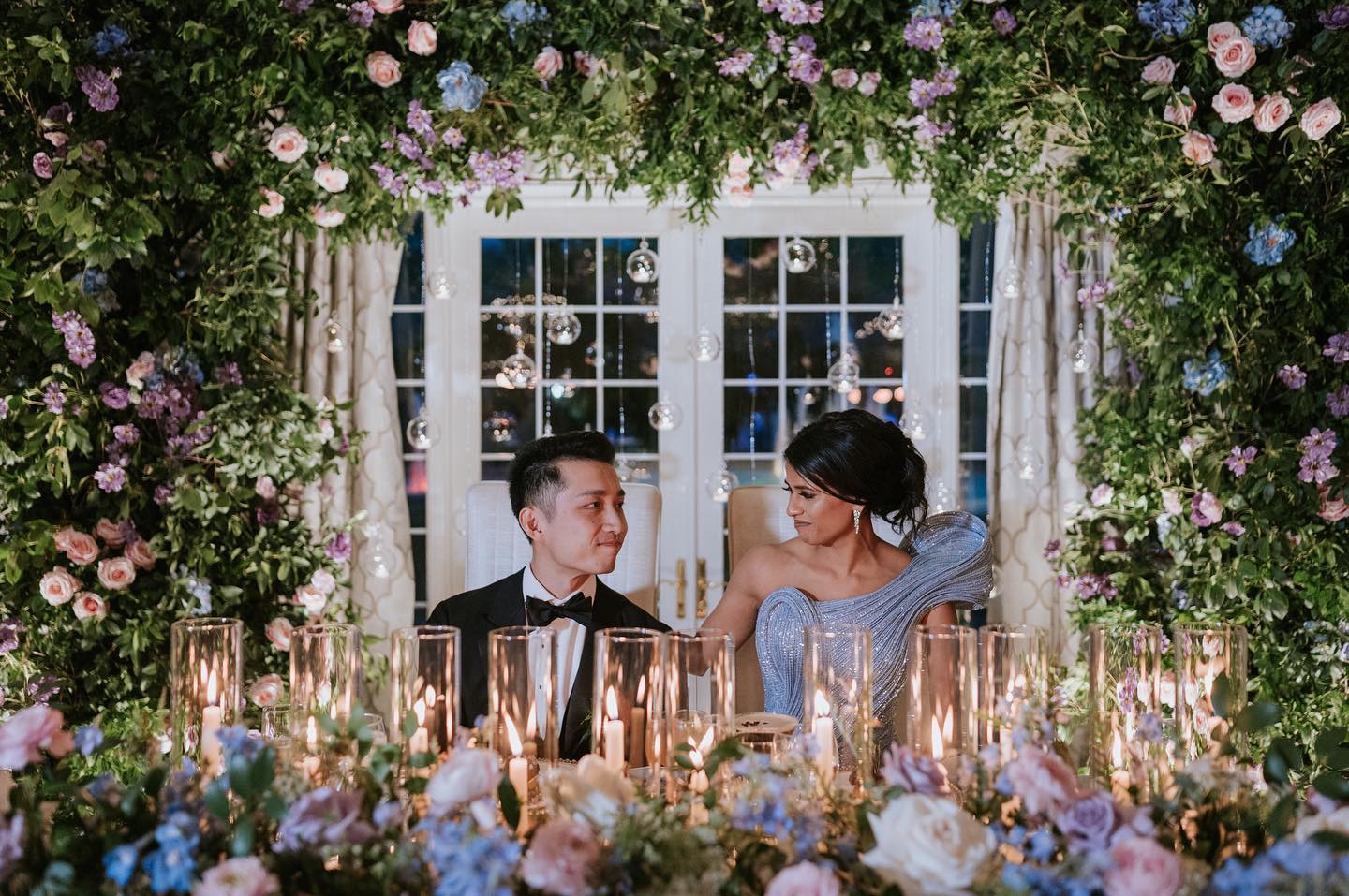 This couple dazzled guests with the breathtaking combination of rich greenery & lilac and periwinkle hues.
Ambiance ✔️
Venue: @therockleigh
Coordinator: @detailedaffairsteam
Photographer: @charmipena
HMU: @payal_mua
DJ: @mvpdjs