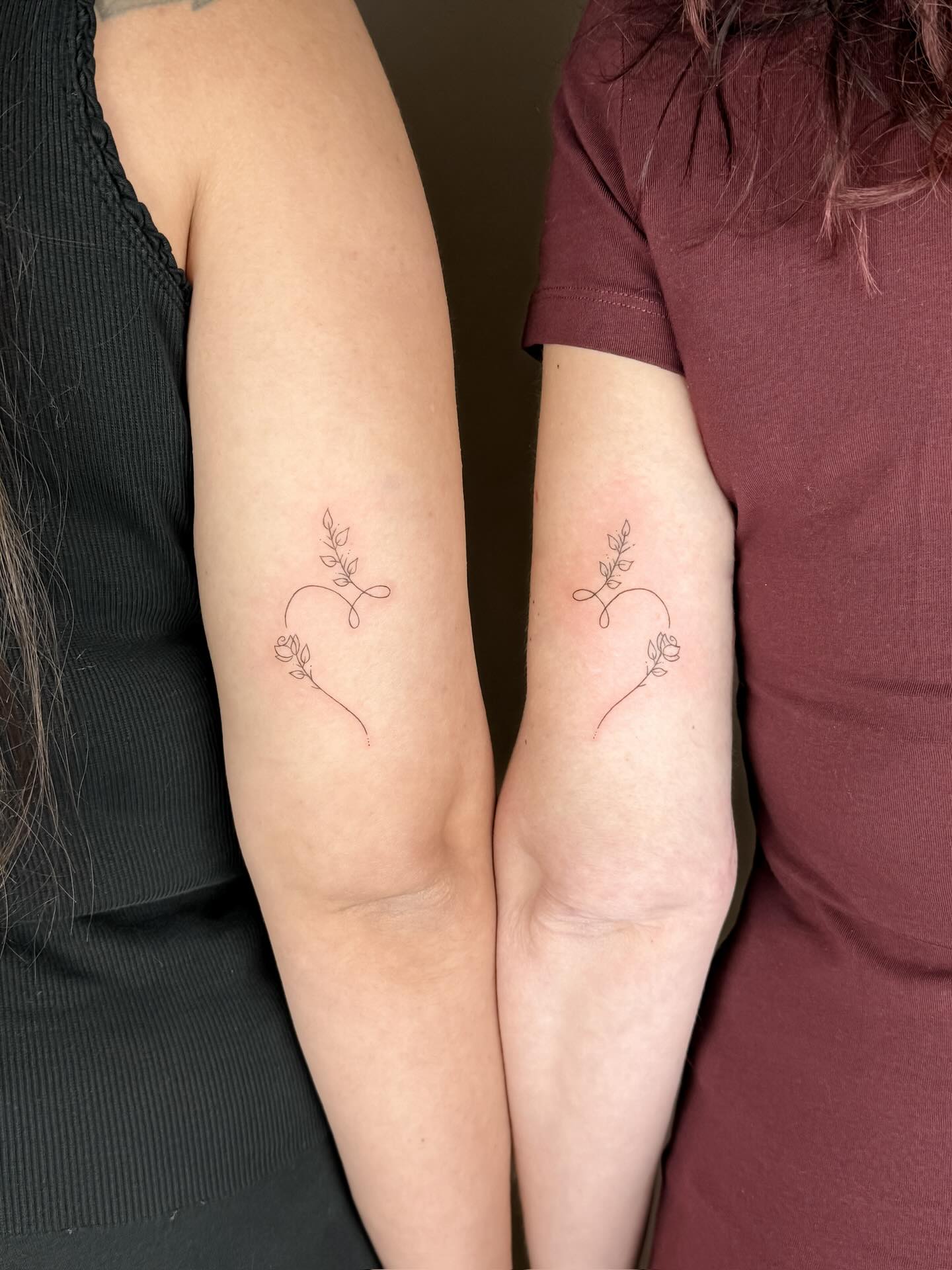 zwei tattoos, ein gedanke.
fein verbunden,
jedes für sich – und trotzdem zusammen.
gestochen von @ink.by.leonie ✨
#TattooGardenAarau #FinelineTattoo #LeonieTatts #MinimalTattoo