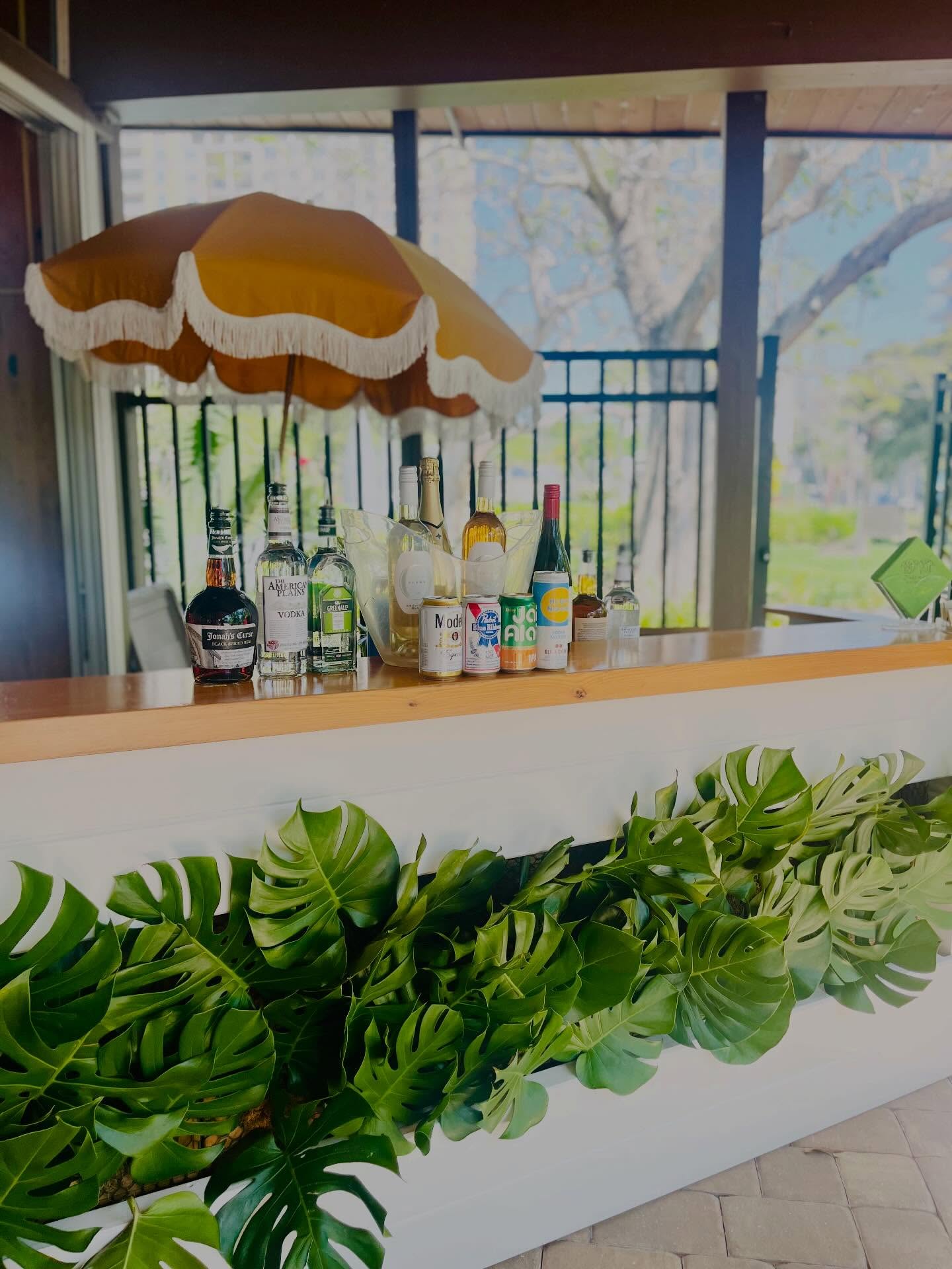 The Coastal Botanical Bar rockin the tropical vibes at The Sarasota Garden Club!
@elliottevents.fl