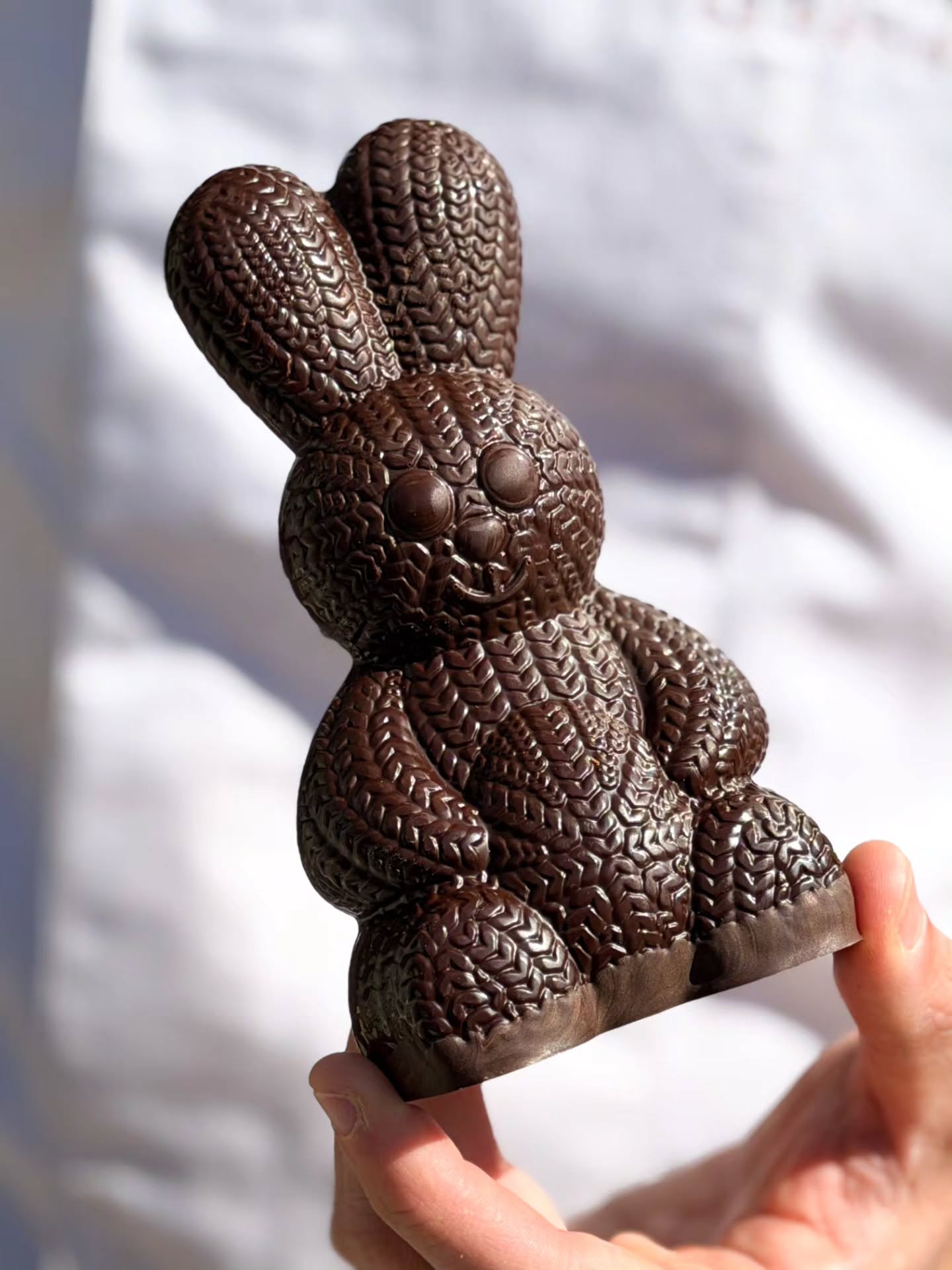 🐣🍫 TOUTE LA COLLECTION DE PÂQUES EST DISPONIBLE 🍫🐣
Cette année, on a vu les choses en grand…
Des moulages pour tous les goûts (et tous les gourmands !)
• LES PETITS PLAISIRS •
🥚 Petits œufs (olympiques, lisses, petits coqs) — 6€
• LES CLASSIQUES •
🥚 Œufs moyens lisses — 12€
🥚 Œufs moyens zébrés — 13€
• LES INCONTOURNABLES •
🐰 Lapin avec son petit pull — 10€
🐔 Poule lisse — 17€
🐔 Poule tricot — 22€
• LES SIGNATURE •
🐰 Lapin garni de guimauve — 20€
🥚 Œuf praliné — 18€
🥚 Œuf pistache kadaïf — 18€
Tous les moulages sont disponibles en Chocolat Lait ou Noir et sont tous (hors œuf Dubaï, praliné et lapin guimauve) garnis de fritures maison & œufs praliné Valrhona
📍 Disponible en boutique
14 avenue Maréchal Foch à Nice
📞 Par téléphone 0622985321
💻 Sur www.jonathanlepatissier.fr
⚠️ Quantités limitées — Pâques arrive très vite 🐣
#paques #chocolat #nice06 #patisserie #gourmandise
Photos @k_rolight_food