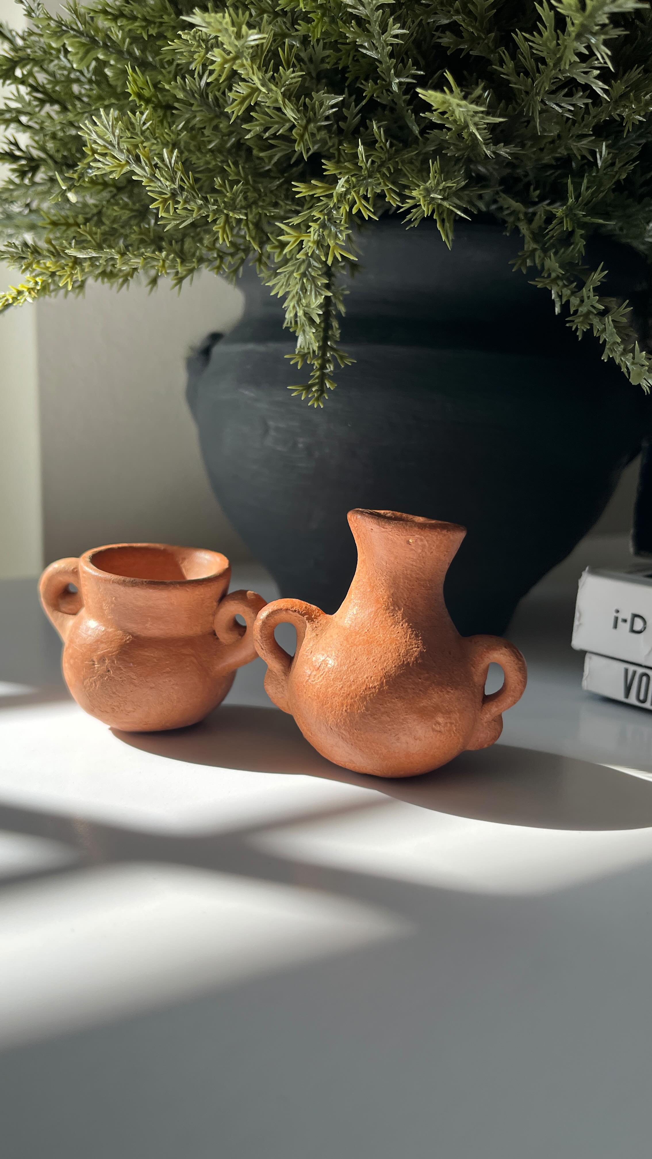 These cute vases are handmade in 🇬🇹 with natural red clay, no dyes or chemicals.🌿
Explore the full collection now 🔗in the bio.
—
Estos floreritos de barro están hechos a mano en 🇬🇹 con arcilla roja natural, sin tintes ni químicos. 🌿
Descubre la colección completa:
Enlace en la bio 🔗
.
.
#handmadewithlove #hechoamano #fyp #artisan #decor