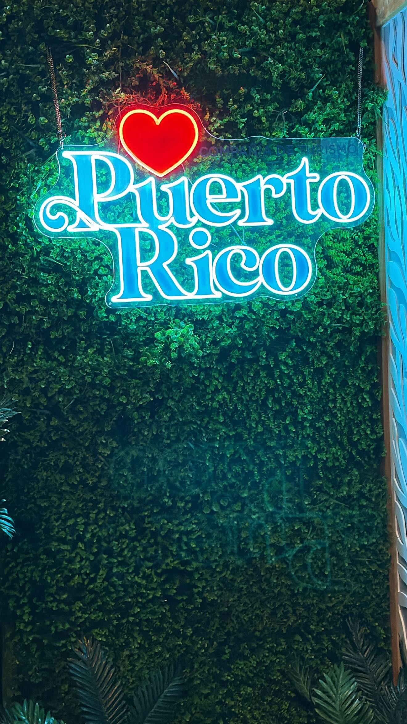 El ron puertorriqueño no solo se celebra, también se educa. 🥃✨
Más de 30 marcas se dieron cita en @tasteofrum, un evento que continúa evolucionando y apostando por la calidad, la educación y la proyección global de la industria.
Desde talleres educativos hasta nuevas iniciativas para fortalecer los puntos de venta en la isla, el mensaje fue claro: para crecer afuera, primero hay que fortalecer lo local. Para más detalles de lo sucedió visita parchagastronomica.com donde está disponible la nota completa.
En entrevista 🎤 @joseortega8463 y @fonsecaneat
🎥: @vivas.jvr
#TasteOfRum #RonPuertorriqueño #GastronomíaPR #IndustriaDelRon #periodismogastronómico