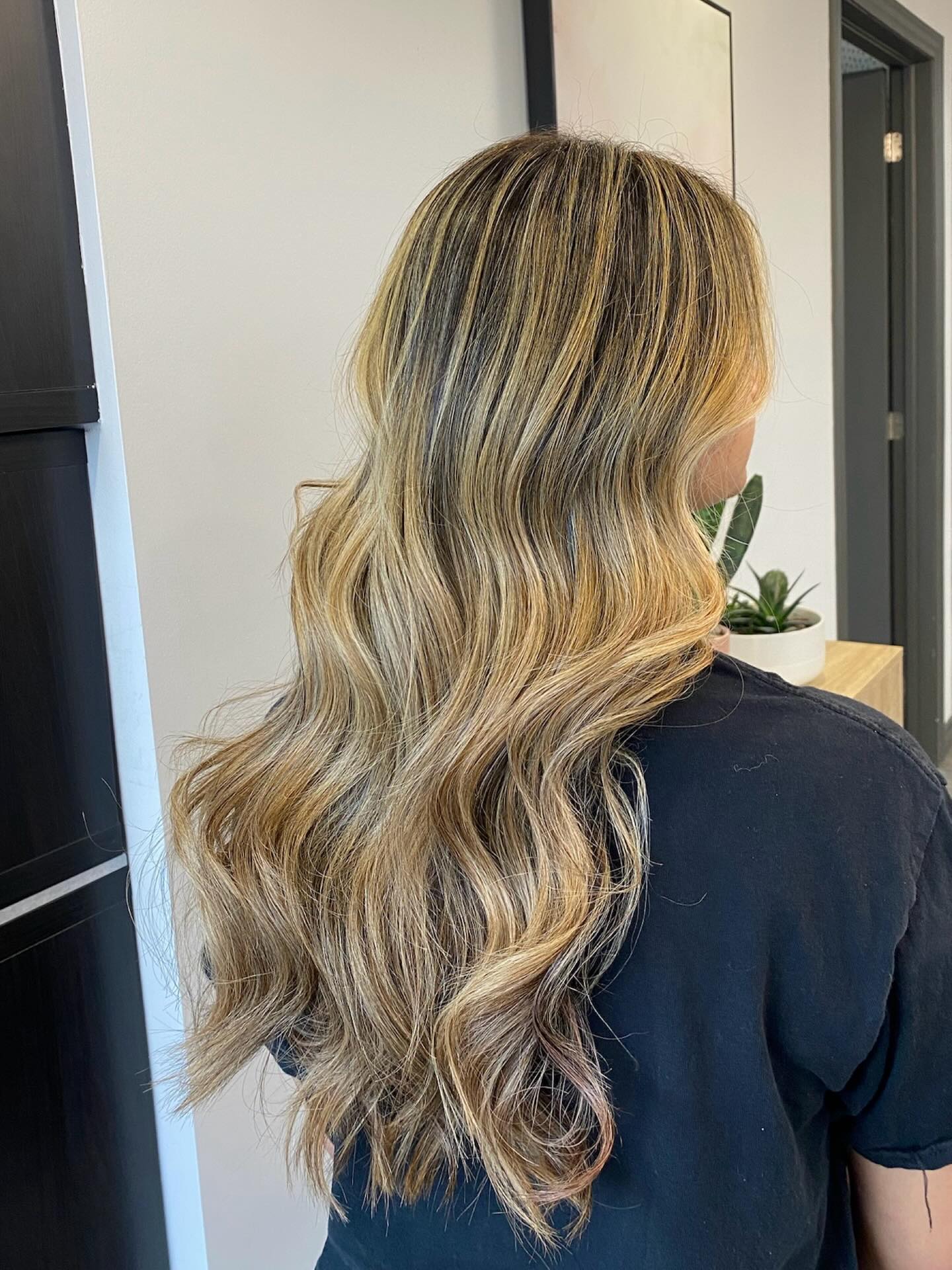 Balayage ✨
Colour by @hairbykeyri! Tap that ❤️ if you’re loving this look!