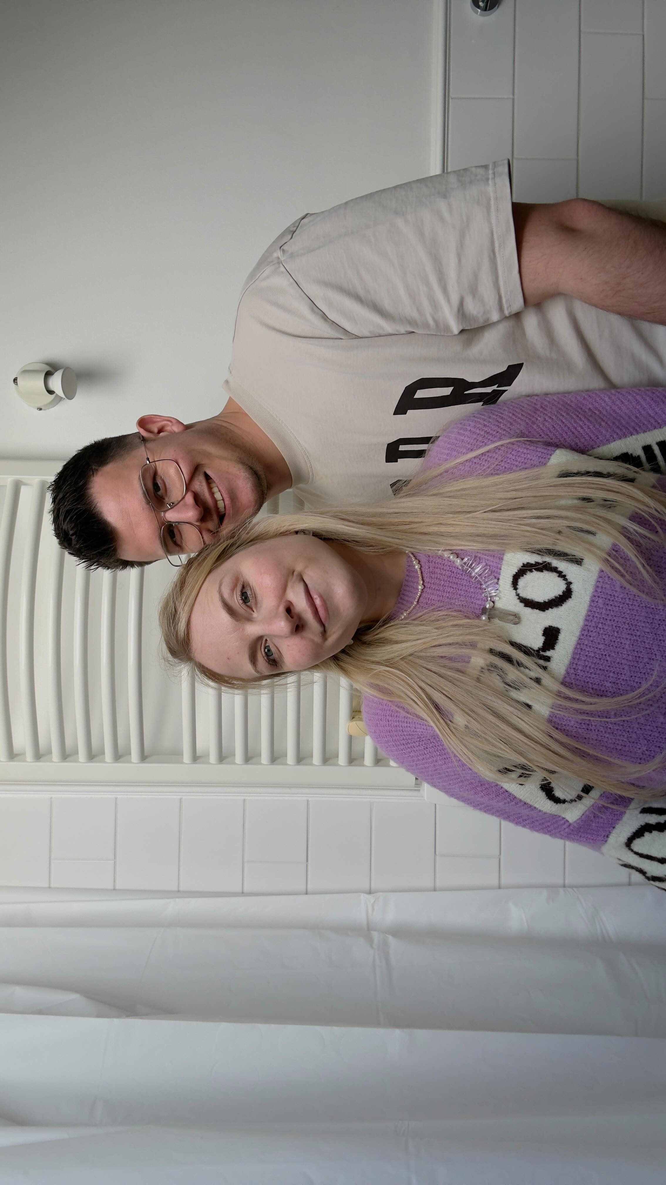 Und all das… hoffentlich für ein Wunder ✨ Unser Wunder.
Aber ist es nicht verrückt, was eine Frau alles dafür in Kauf nehmen muss? Letztes Jahr hat sich mein Körper oft so fremdgesteuert angefühlt durch Hormone, Stimulationen, Nahrungsergänzungsmittel und Medikamente. 😶🌫️
Der nächste Transfer bringt trotzdem Hoffnung, weil diesmal alles anders ist: Nahrungsergänzungsmittel, ein natürlicher Zyklus, Embryo Glue und nur so viele Medikamente wie nötig. Und vollstes Vertrauen in unsere Ärztin.
Und trotzdem ist der Vergleich zu meinem Mann schon heftig: Er nimmt gerade mal ein einziges Nahrungsergänzungsmittel.🫣
#kiwu #kiwucommunity #kinderwunsch #icsi #husband