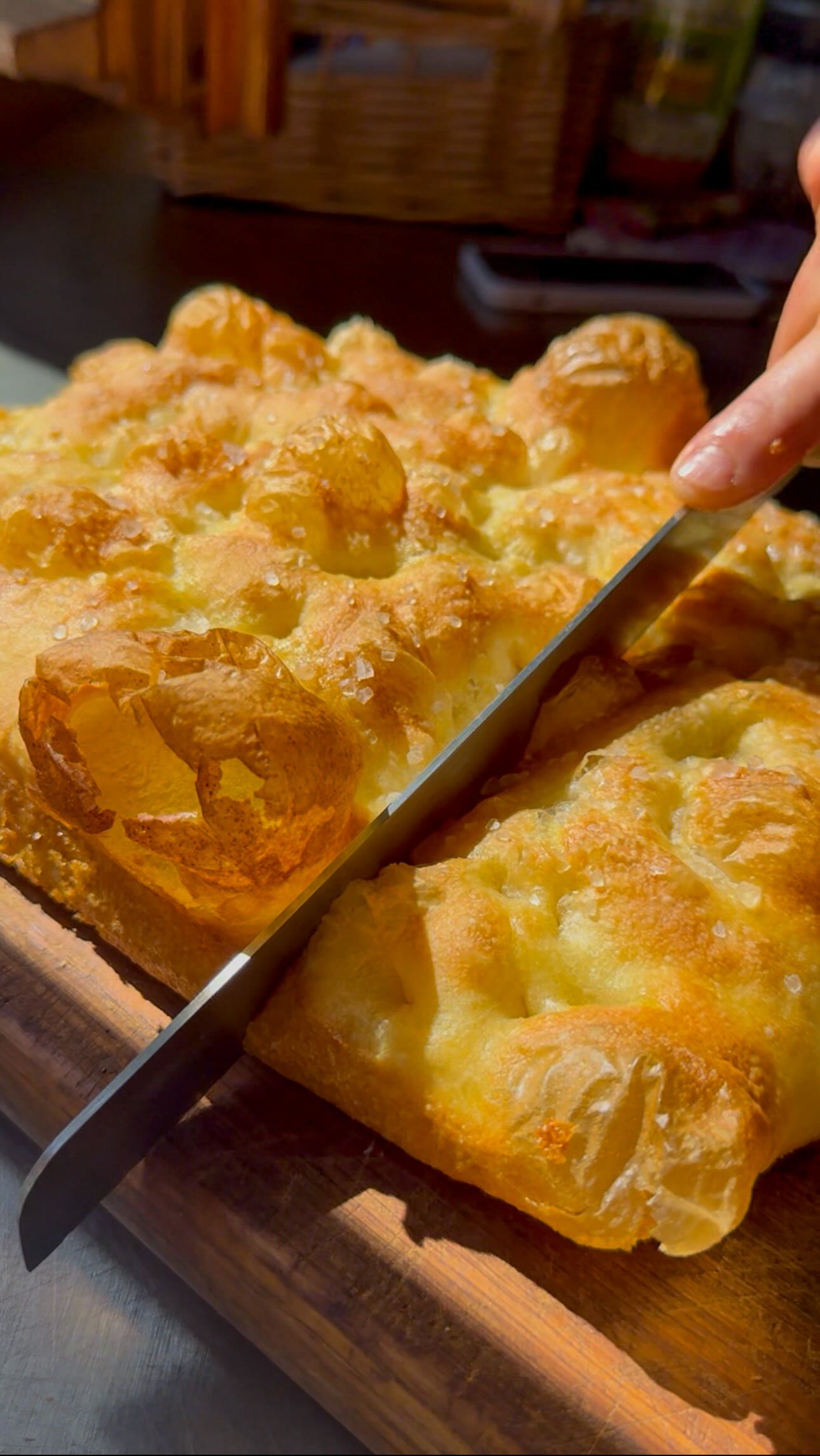 RICETTA FOCACCIA 🫓 🫓
Finalmente sono riuscita a mettere a punto la ricetta della focaccia!
Mi raccomando… la ricetta è da salvare!
Risultato garantito!
Croccante in superficie, leggera e soffice!
Il mio segreto?
La farina di semola di grano duro rimacinata, ovviamente nella giusta quantità!
Prepararla è semplicissimo, si inforna il forno dopo, lievitazione in frigo!
Ecco a voi gli ingredienti ed il procedimento:
Ingredienti per x una teglia 20x30:
-300g. Farina 1 (12% di proteine)
-100g. Farina di semola di grano duro rimacinata
-300ml. Acqua tiepida
-3g. Lievito fresco
-1 cucchiaino di zucchero
-1 cucchiaino scarso di sale
-1 cucchiaino di olio evo
Procedimento:
In una ciotola metti gli ingredienti, escluso il sale e l’olio ed inizia a mescolare, versando l’acqua un po’ alla volta.
In ultimo aggiungi l’olio ed il sale.
Mescola per una decina di minuti.
Copri e lascia riposare per 30’.
Ogni 30’ per 3 volte fai delle pieghe.
Lascia riposare al caldo e senza correnti per un paio di ore.
Quindi metti in frigo per 12 ore circa.
Ti consiglio di fare l’impasto il giorno prima.
L’indomani ungi una teglia e stendi l’impasto, allargandolo.
Copri con pellicola e lascia lievitare un paio di ore.
Al raddoppio ungi la superficie con l’olio e con le dita affondale nell’impasto, distribuendo il gas nel suo interno e spolvera con abbondante sale grosso.
Inforna al massimo per 15’ con griglia in basso, poi rialzala e lascia dorare altri 10’.
La focaccia è pronta!
Buon appetito!😋