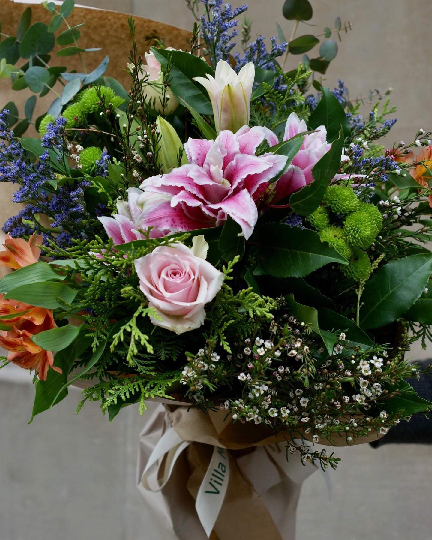 Hoy hemos creado el Ramo Mamá, un ramo especial para el Día de la Madre. Lleno de color y detalles bonitos 💐 ¿os gusta? Ya disponible en la web.
Ya puedes hacer tu pedido: www.floristeriavillamiranda.com