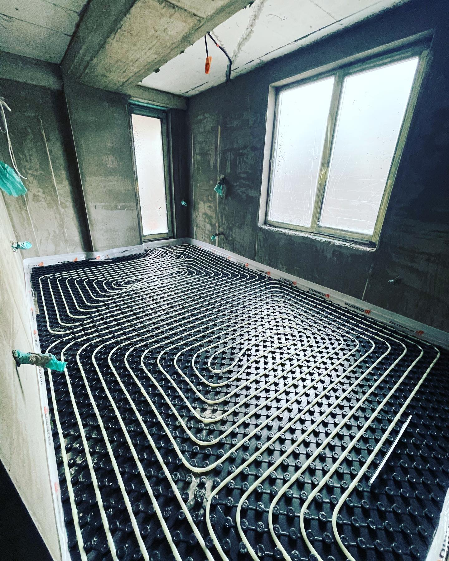 Proiect finalizat ✅ Roberto Residence, Bd. 1 mai nr. 44. Încălzire în pardoseală, instalații sanitare pe distribuitor, instalații scurgere, instalații pluviale. Imobilul este compus din subsol, spații comerciale parter și 40 de apartamente dispuse pe 8 nivele.
#plumberslife #pex #RBM #ferro #purmo #valrom #underfloorheating