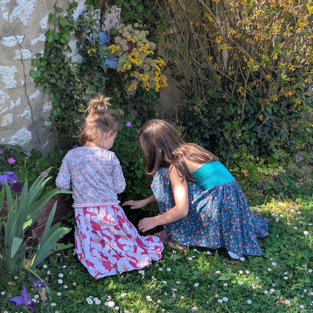 ✨ Une chasse aux œufs de Pâques comme on les aime ! ✨
Ce lundi 6 avril, le @hameaudecapuran s’est transformé en un terrain de jeu féerique pour petits et grands ! Entre rires, découvertes et moments complices, nos explorateurs en herbe ont arpenté les sentiers verdoyants, les bords de l’étang et les recoins secrets du hameau à la recherche des trésors cachés.
🌿 Des paysages à couper le souffle, des sourires aussi larges que les bras ouverts de la nature, et une ambiance chaleureuse qui rappelle que les plus beaux souvenirs se créent souvent là où l’on s’y attend le moins.
Un immense merci à tous pour cette journée magique et conviviale ! Et à l’année prochaine pour de nouvelles aventures… 🐣🌸
#HameauDeCapuran #ChasseAuxŒufs #PâquesEnFamille #NatureEtDécouvertes #MomentsPrécieux