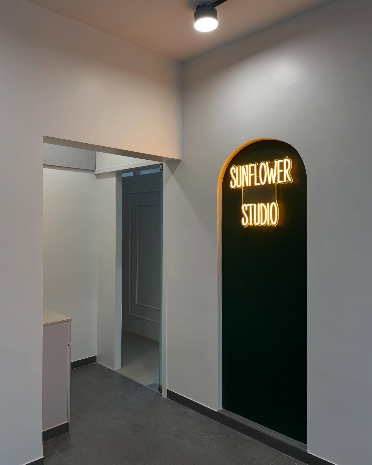 Interior is done and the glowing sign is up. Thank you @manasi_0810 for doing the interior designing.
Still a lot of work to do on my end. More updates to follow.
#interior #interiordesign #glow #neon #neonsign #sign #brand #studio #photography #photo