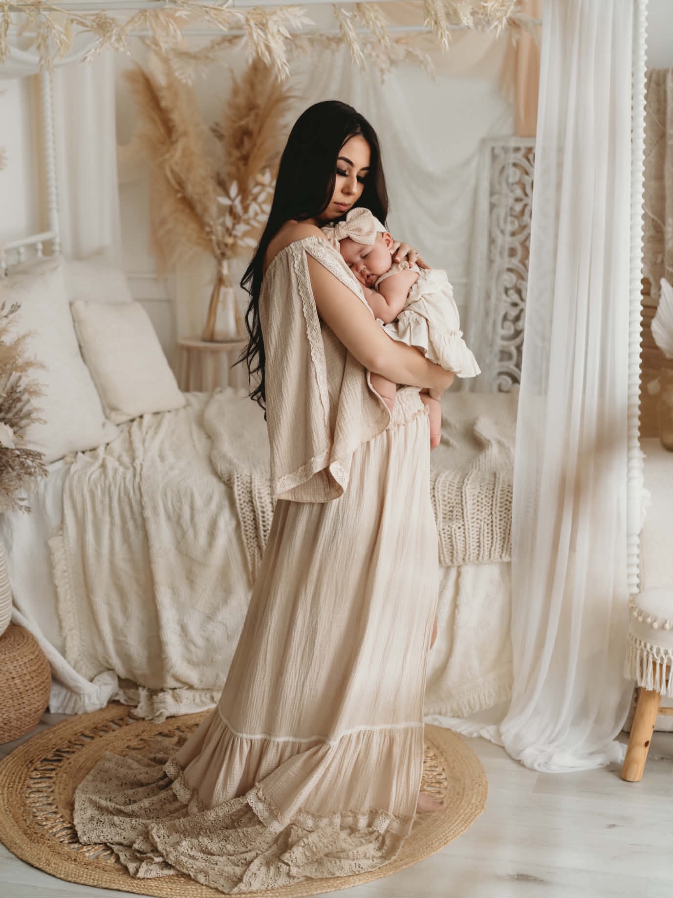 Our Joy gown was one of the earliest design we have ever made in the last 2 years and i have to admit that im totally in love with it.
Very special and unqiue design made of several different fabrics for the perfect look😍
Thank you for the beautiful photos @wyldechildphotography 🥰
#maternityphotographer #edenartdresses #styleyourclientshop