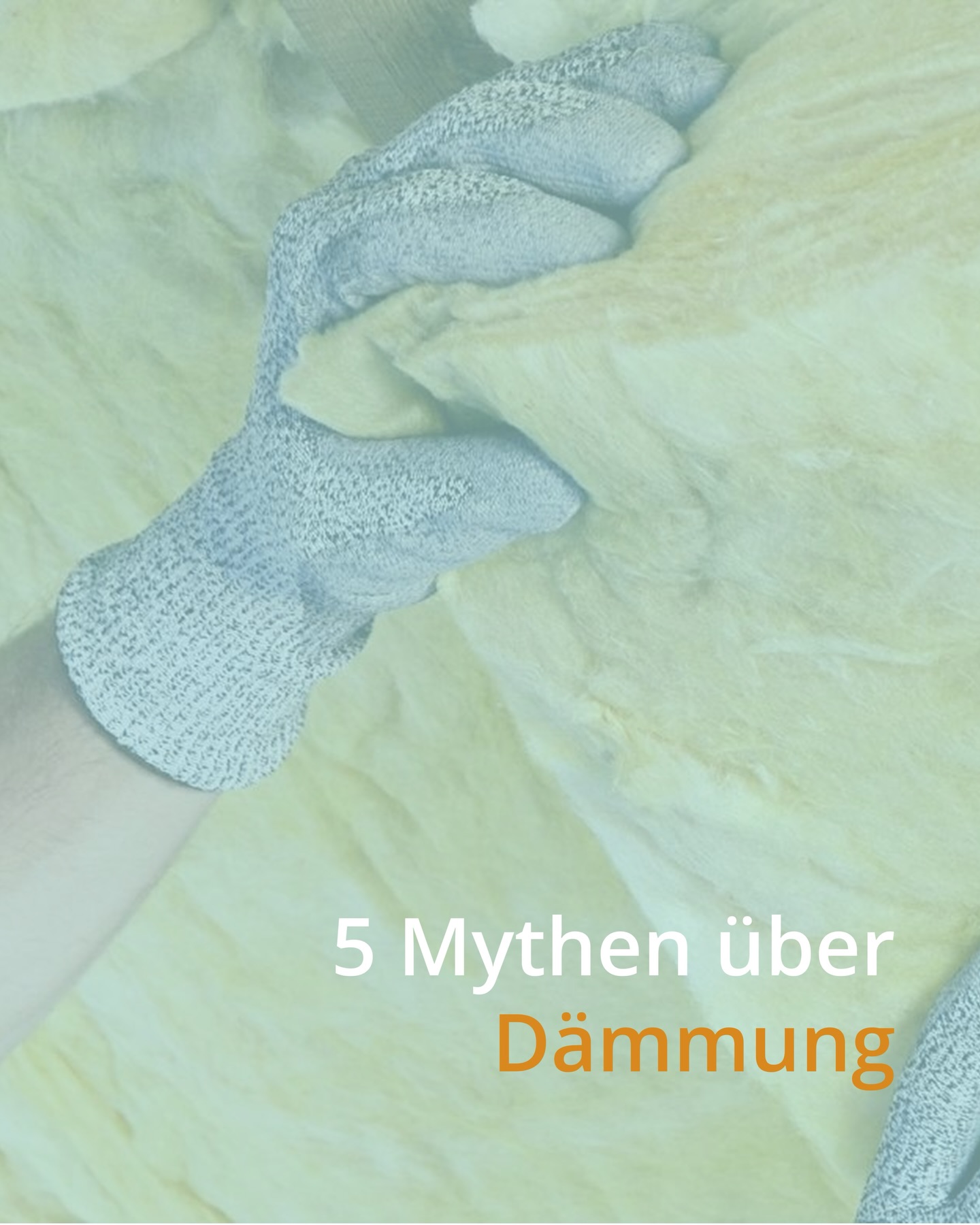 Viele Vorurteile über Wärmedämmung sind Mythen. Heute wird mit den 5 häufigsten Fake-News aufgeräumt:
1️⃣ „Dämmung verursacht Schimmel“
Falsch – richtig geplante Dämmung hält Wandoberflächen wärmer und reduziert so das Schimmelrisiko.
2️⃣ „Dämmung lohnt sich finanziell nicht“
Doch – sie senkt Heizkosten deutlich und kann sich über die Jahre amortisieren, insbesondere wenn sowieso Maßnahmen anstehen. Teuer ist nicht das Material, sondern die Arbeit
3️⃣ „Häuser müssen atmen – Dämmung verhindert das“
Gebäude „atmen“ nicht über Wände – Lüften sorgt für den Luftaustausch, nicht die Wand.
4️⃣ „Alte, dicke Wände brauchen keine Dämmung“
Auch massive Altbauwände verlieren viel Wärme. Hinsichtlich Dämmwirkung entsprechen 2cm Dämmung etwa 30cm Mauerwerk oder 1m Beton
5️⃣ „Dämmung bringt im Sommer nichts“
Im Gegenteil: Sie hält Hitze länger draußen und sorgt für ein angenehmeres Raumklima. Das lohnt sich vorallem im Dach.
Kurzfazit: Fachgerecht ausgeführte Dämmung spart Energie, verbessert das Wohnklima und schützt das Gebäude.
Gerne unterstützen wir bei weiteren Fragen, speziell zu deinem Projekt!
Passende Werkzeuge, wie der individuelle Sanierungsfahrplan werden dabei sogar vom Bund gefördert.